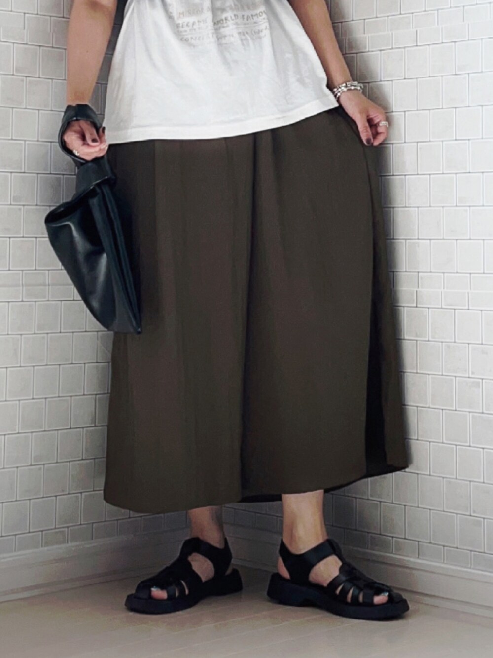 グリーン系のその他パンツ、ホワイト系のTシャツ/カットソー、ブラック系のサンダルを着用したレディースの夏コーディネートの5枚目の写真