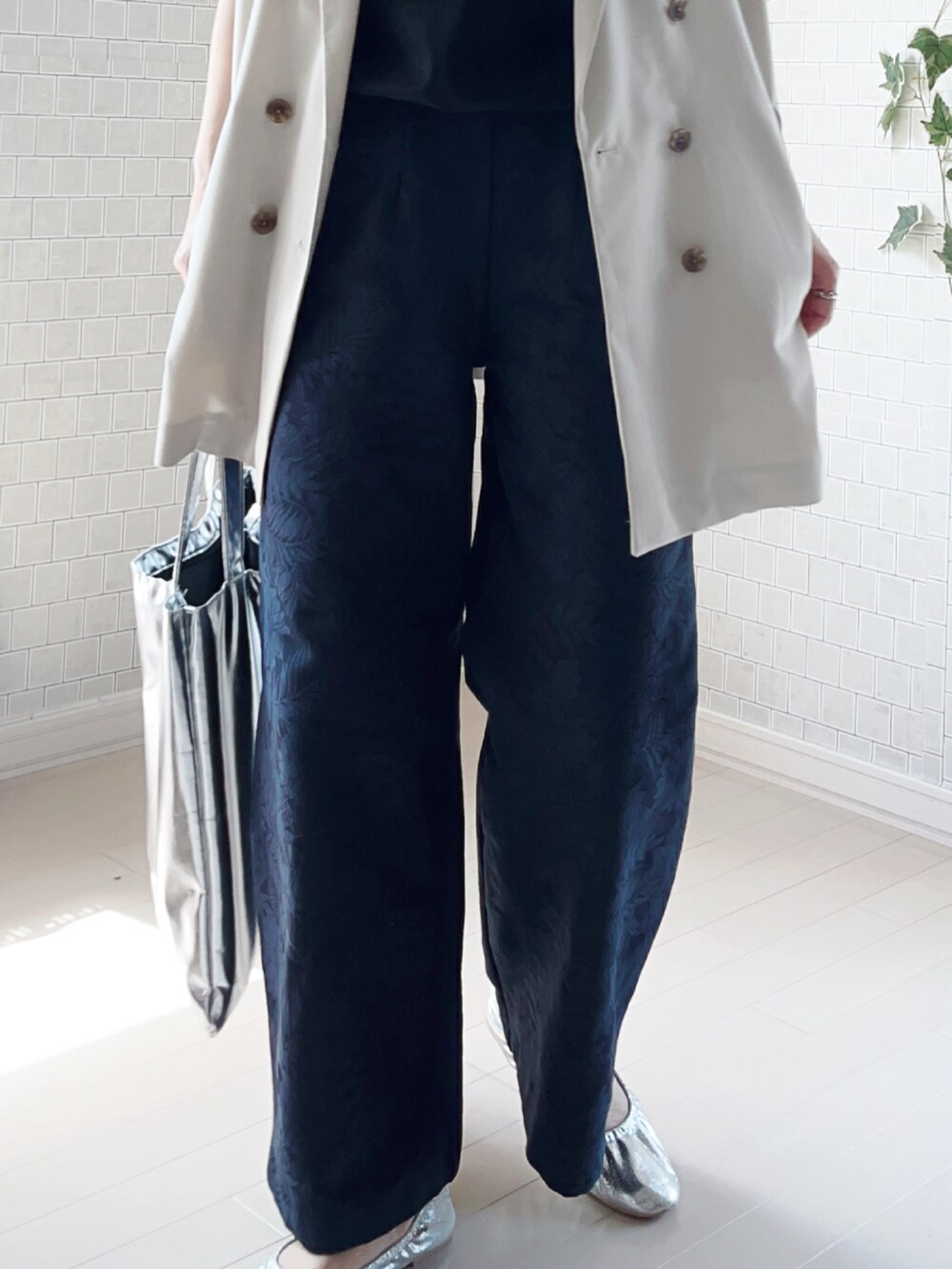 ブルー系のその他パンツ、ブラック系のTシャツ/カットソー、ホワイト系のベストを着用したレディースの夏コーディネートの4枚目の写真