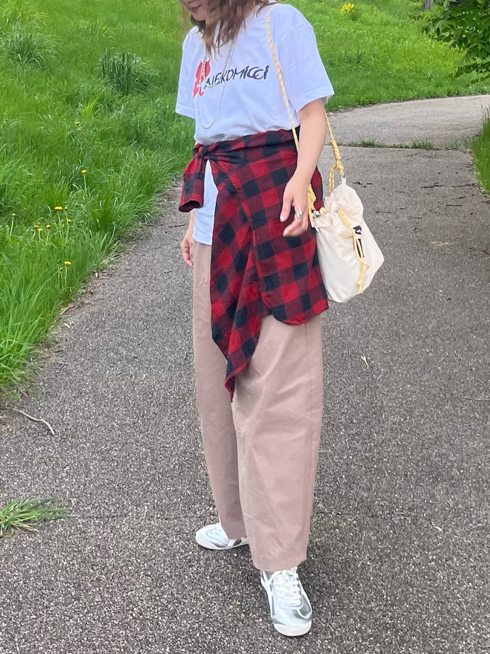 「Tシャツ、やっぱり帽子が好き、白Tシャツ、レイヤードスタイル、チェックシャツ、腰巻きスタイル、スニーカー、ワイドパンツ、春夏コーデ、夏コーデ、キャップ、カジュアルコーデ、休日スタイル、お出かけコーデ、プチプラ」｜「マジックマインドのアイテム（Tシャツ/カットソー、ホワイト系）」を使った、UMiSatoさん（骨格ウェーブ・レディース・163cm）の春コーディネートの4枚目の写真