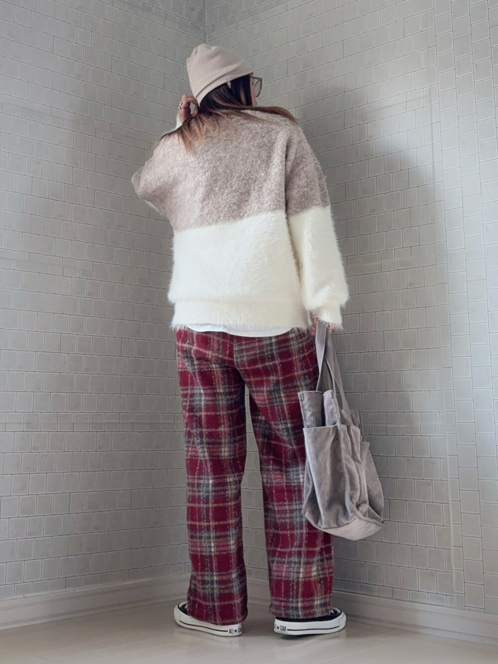 レッド系のその他パンツ、グレー系のトートバッグ、ベージュ系のニット/セーターを着用したレディースの冬コーディネートの4枚目の写真