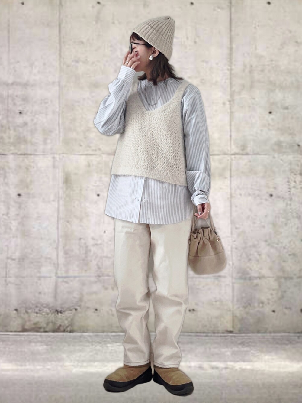 グレー系のシャツ/ブラウス、ホワイト系のベスト、ホワイト系のその他パンツを着用したレディースの冬コーディネートの4枚目の写真