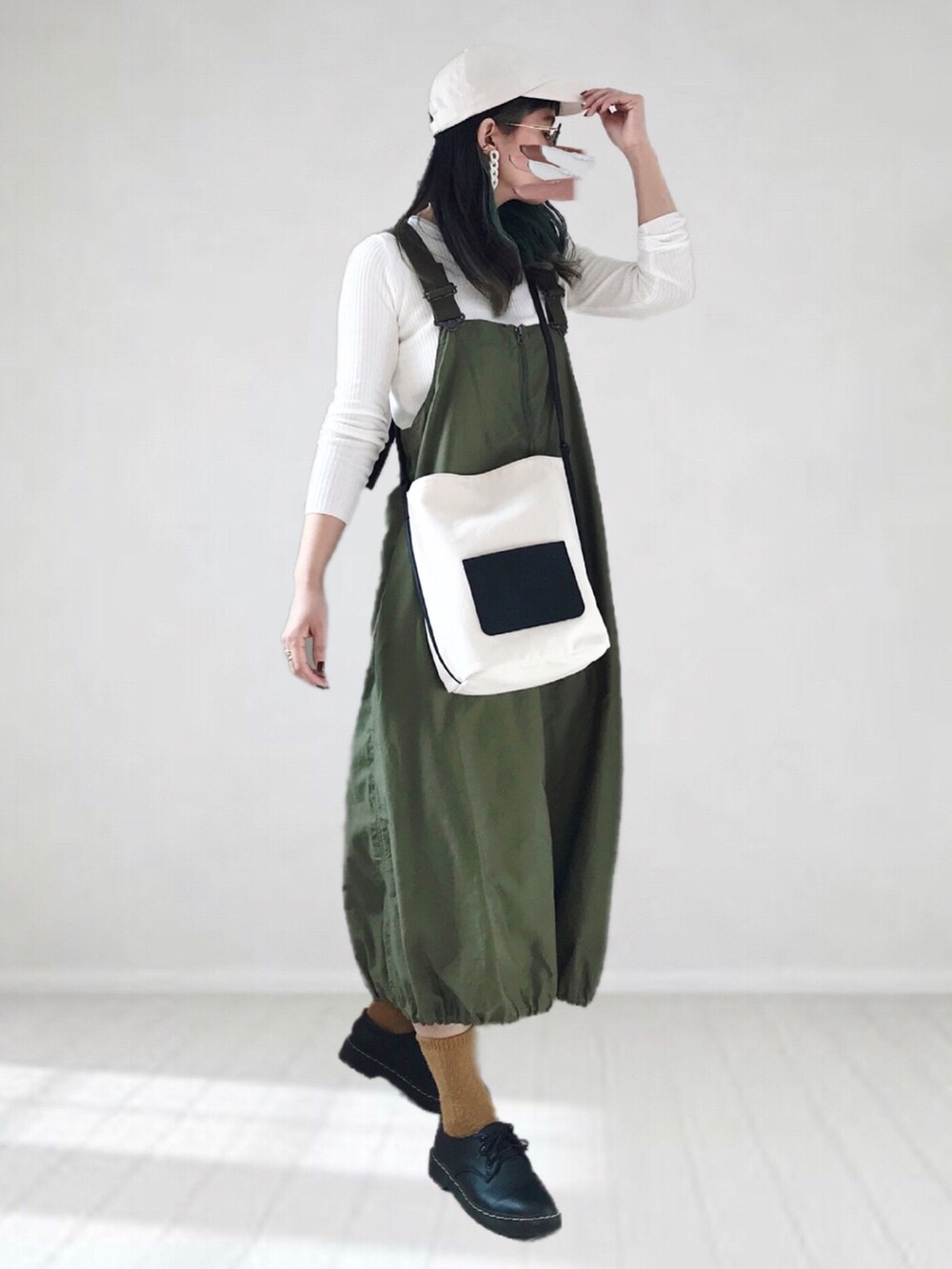 「UR Lab.、春コーデ、サロペット、ジャンパースカート、ジャンスカ、キャップ、ショルダーバッグ、GRL、シンプルコーデ、プチプラ」|「UR Lab.のサラサラリブクルーネックニット(ニット/セーター、ホワイト系)」を使った、UMiSatoさん(レディース・163cm)の冬コーディネートの2枚目の写真