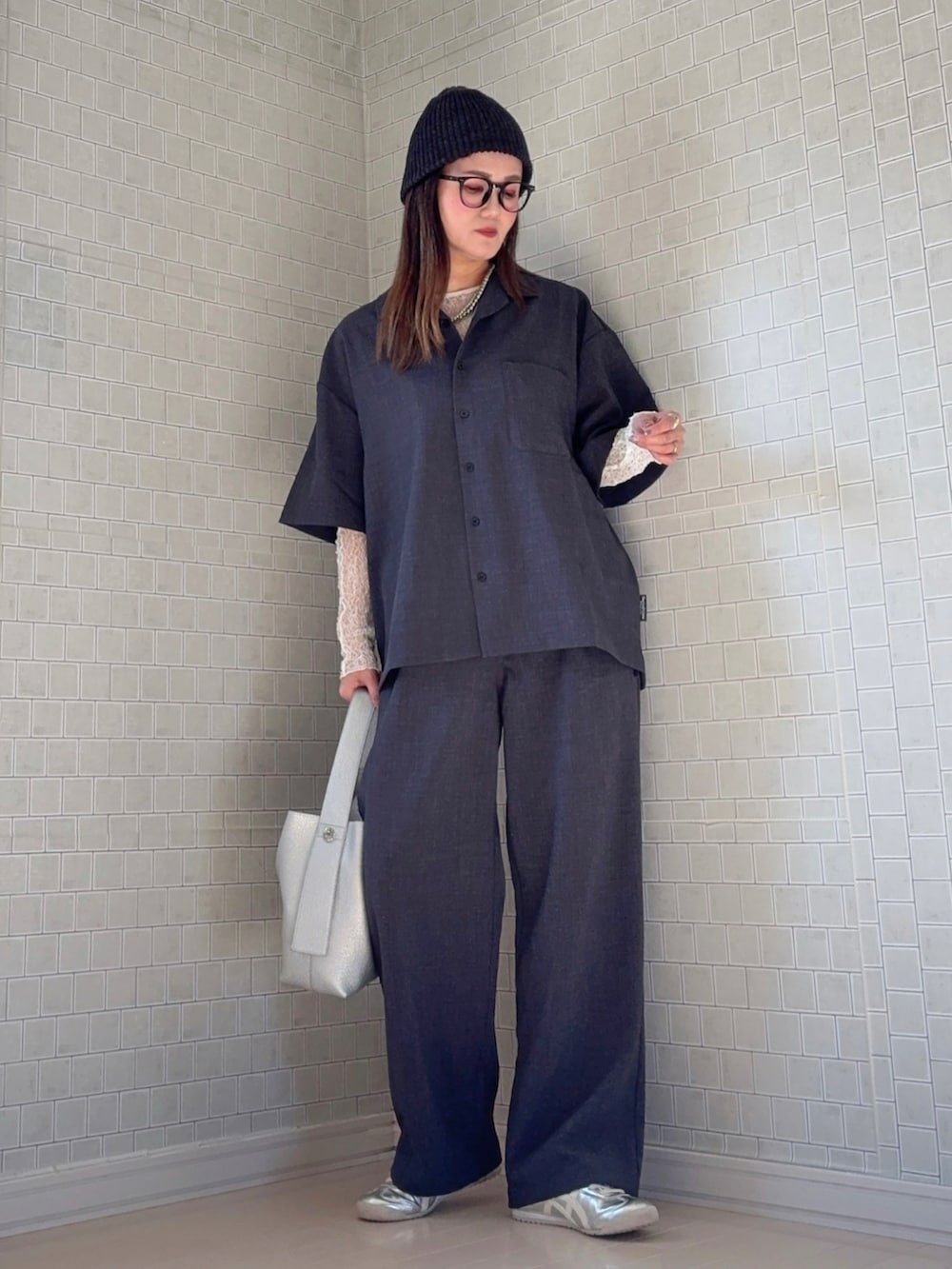 シルバー系のスニーカー、グレー系のシャツ/ブラウス、グレー系のスラックスを着用したレディースの春コーディネートの5枚目の写真