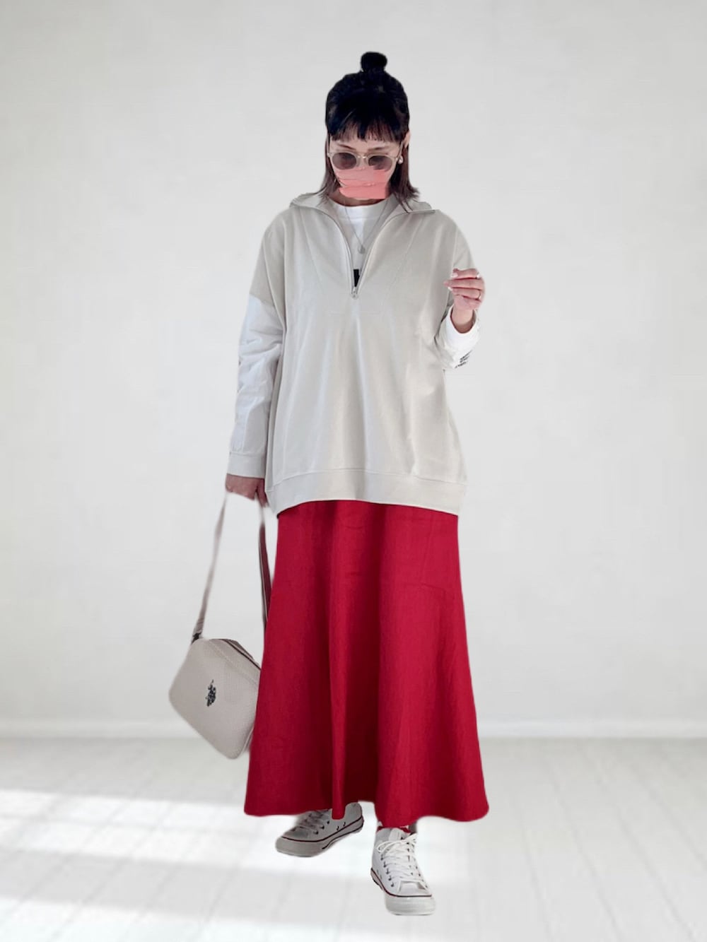 ベージュ系のTシャツ/カットソー、ホワイト系のTシャツ/カットソー、レッド系のスカートを着用したレディースの春コーディネートの2枚目の写真