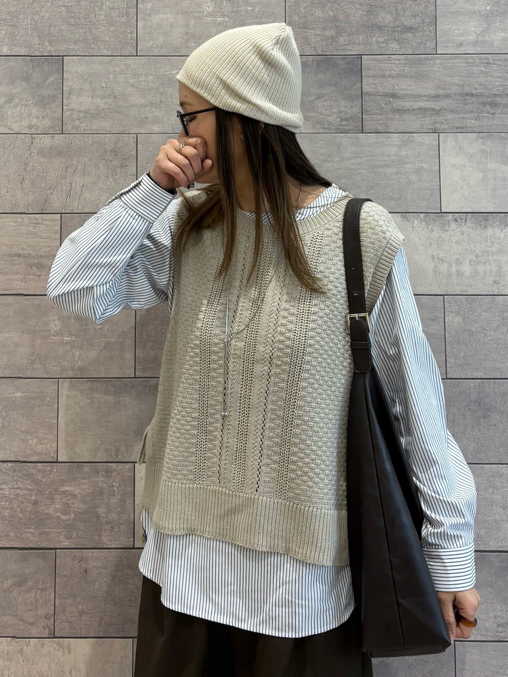 ベージュ系のTシャツ/カットソー、ブラウン系のショルダーバッグ、ブラウン系のスニーカーを着用したレディースの春コーディネートの5枚目の写真