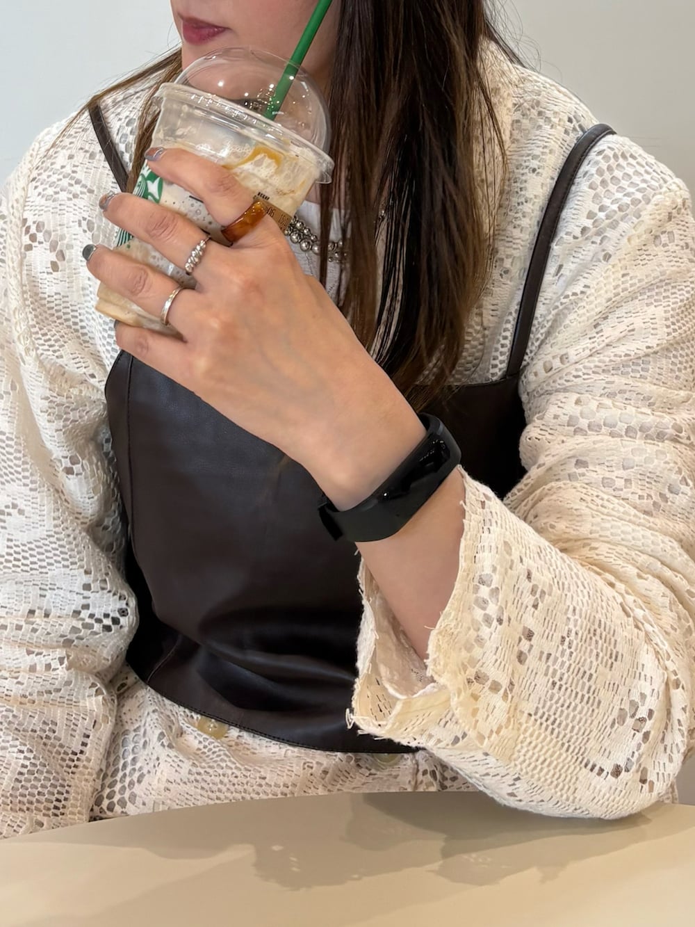 ブラウン系のスニーカー、ホワイト系のテーラードジャケット、ブラウン系のその他パンツを着用したレディースの春コーディネートの4枚目の写真