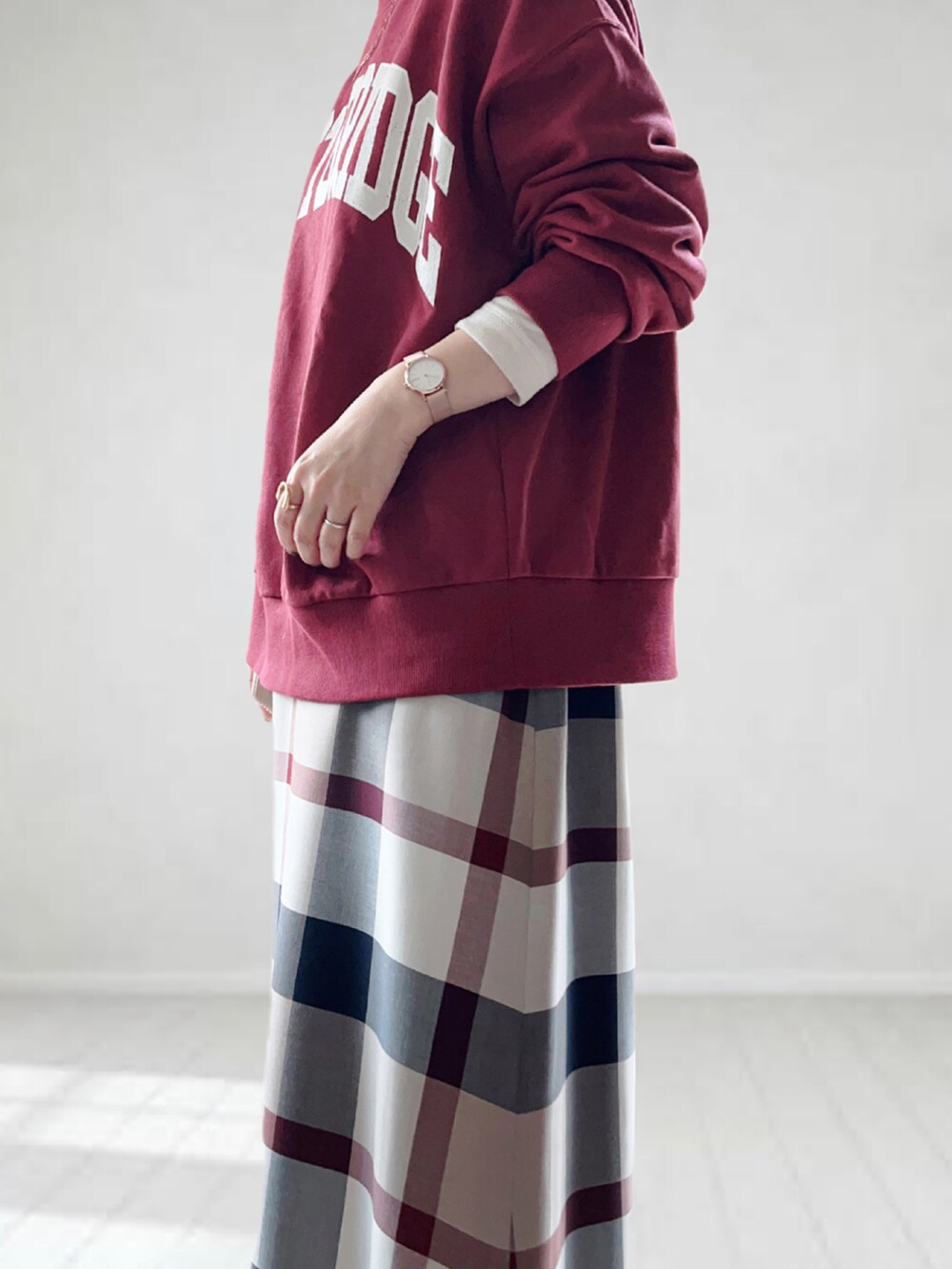 ベージュ系のスカート、レッド系のTシャツ/カットソー、ホワイト系のTシャツ/カットソーを着用したレディースの秋コーディネートの3枚目の写真