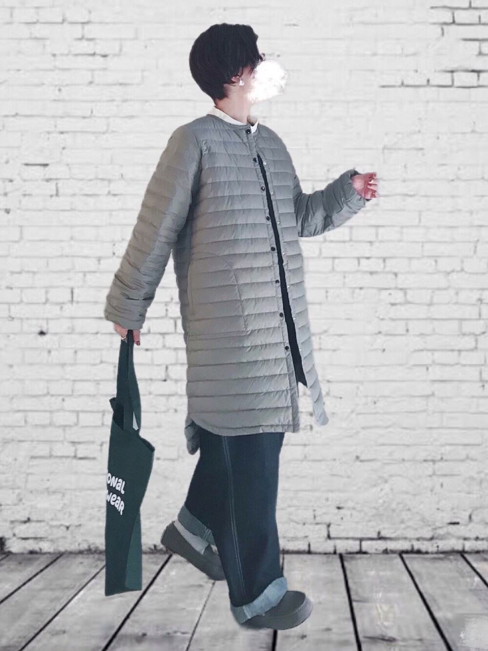 「デニム、トートバッグ、オーバーオール、ダウンコート、冬コーデ、大人カジュアル、GU、メンズライク、Traditional Weatherwear、シンプルコーデ、ママコーデ、ラクチンコーデ、ニット/セーター、STOP 誹謗中傷、オバオル倶楽部」｜「Traditional WeatherwearのARKLEY LONG DOWN PACKABLE（ダウンジャケット/コート、グレー系）」を使った、UMiSatoさん（レディース・163cm）の秋コーディネートの3枚目の写真