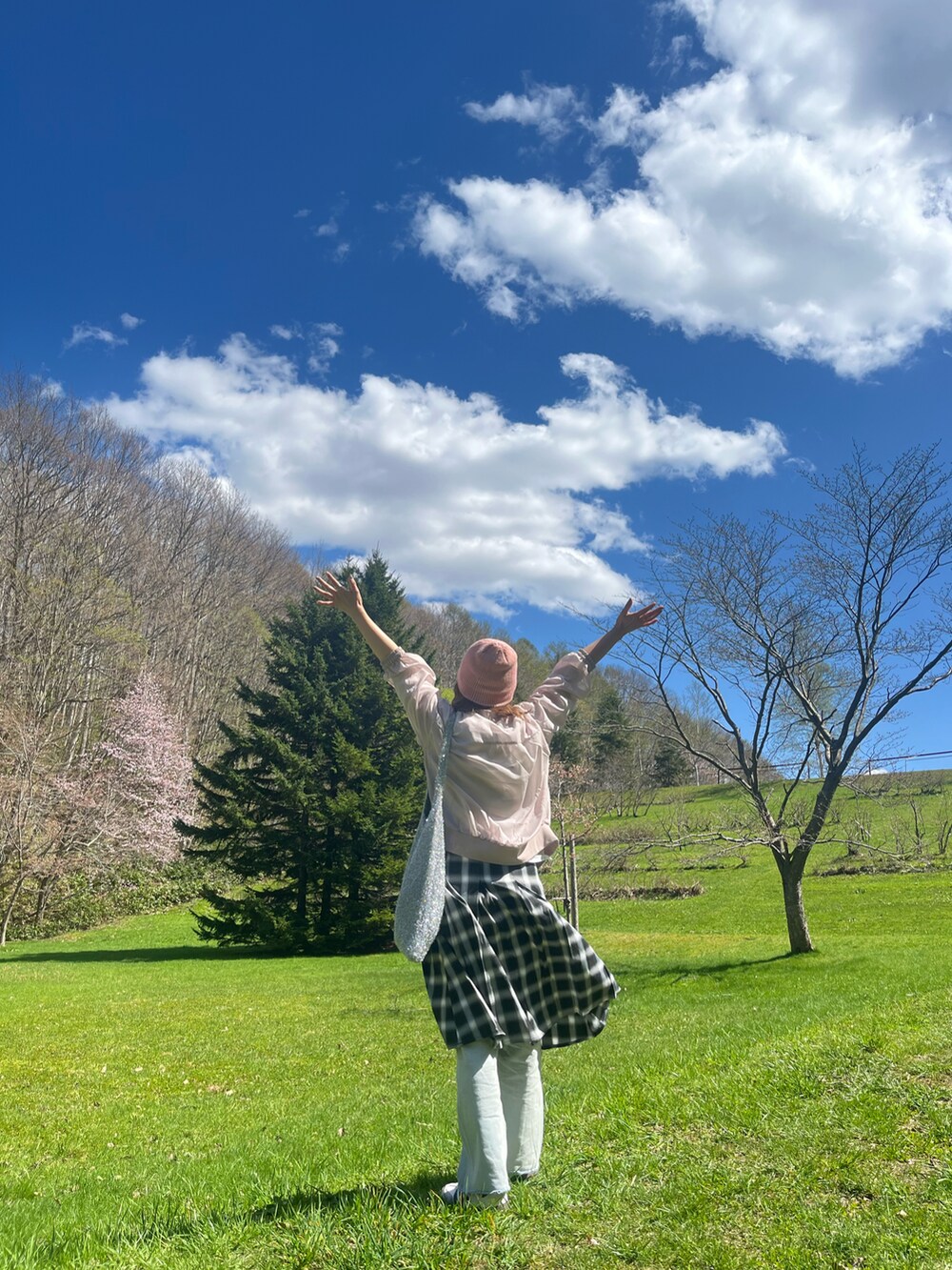 ベージュ系のブルゾン、ホワイト系のTシャツ/カットソー、グレー系のスカートを着用したレディースの春コーディネートの5枚目の写真