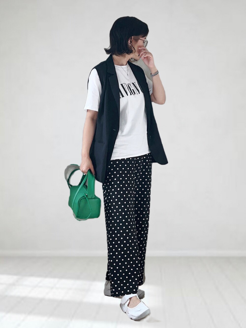 ブラック系のその他パンツ、ブラック系のベスト、ホワイト系のTシャツ/カットソーを着用したレディースの夏コーディネートの2枚目の写真