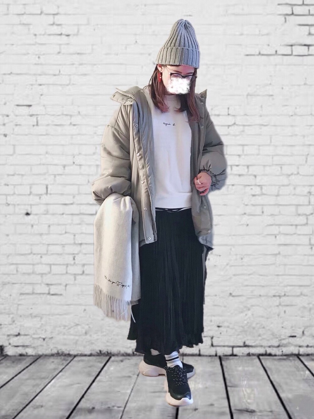 グリーン系のモッズコート、ホワイト系のスウェット、ブラック系のTシャツ/カットソーを着用したレディースの秋コーディネートの2枚目の写真