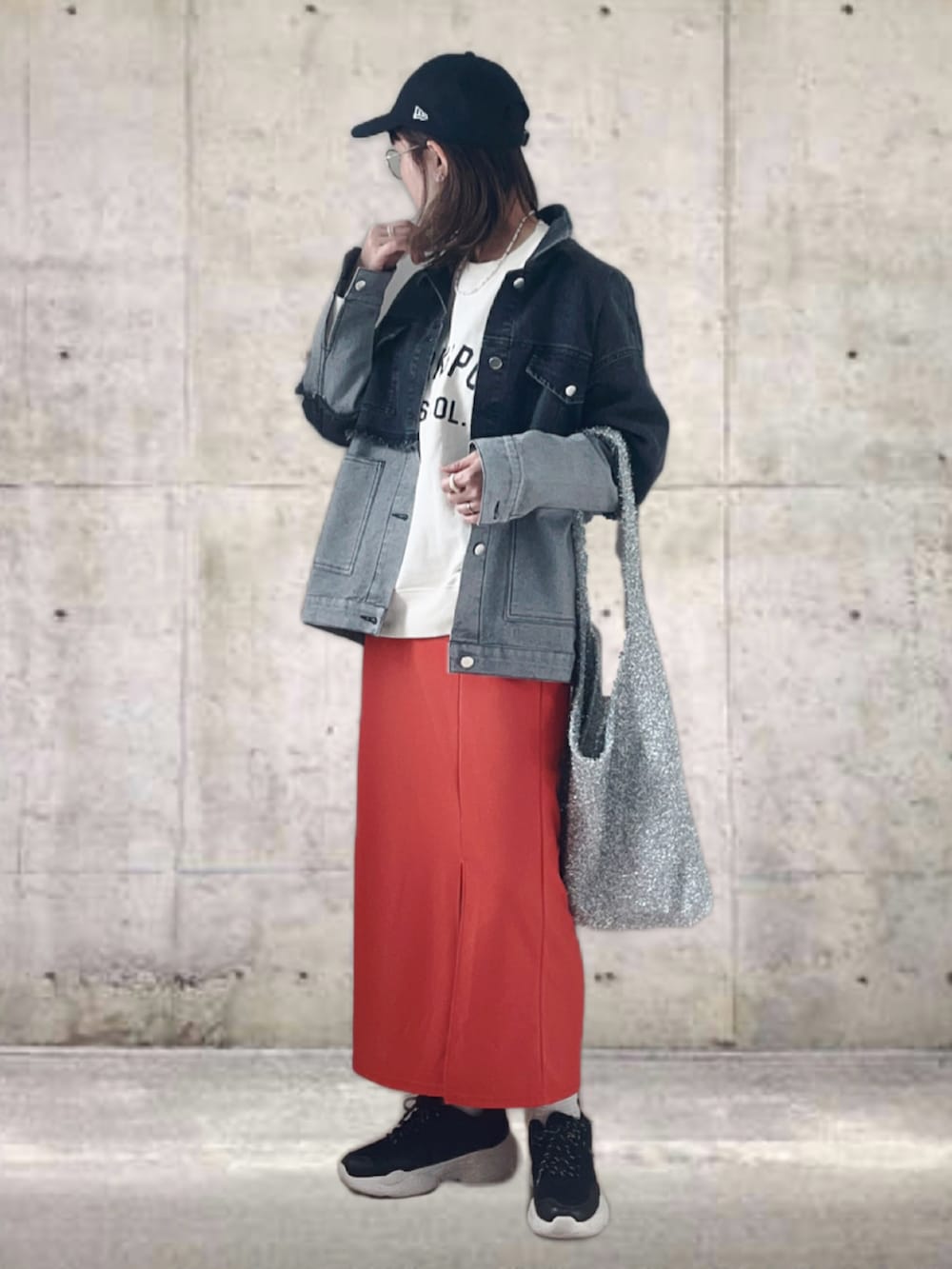 ブラック系のデニムジャケット、ホワイト系のスウェット、オレンジ系のスカートを着用したレディースの春コーディネートの4枚目の写真