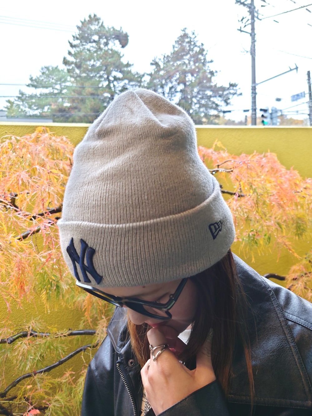 ブラック系のブルゾン、ブラック系のブーツ、ブルー系のスカートを着用したレディースの秋コーディネートの4枚目の写真