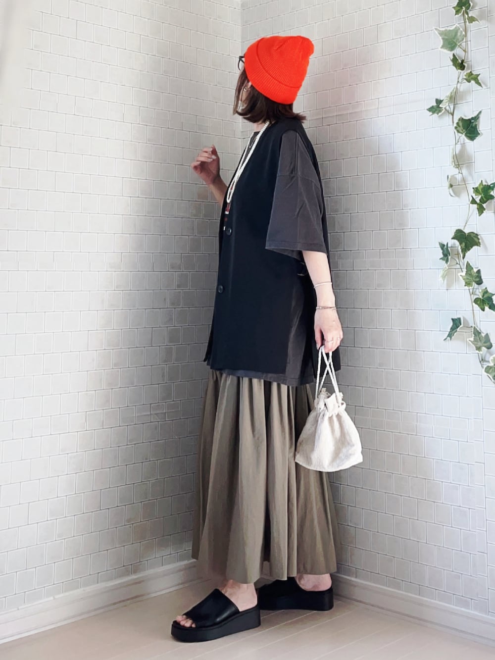 「春夏コーデ、シンプルコーデ、レイヤードスタイル、お出かけコーデ、サンダル、メガネ女子、プチプラ、休日スタイル、韓国ファッション、きれいめカジュアル、デートコーデ、モノトーン、ショルダーバッグ」|「ikkaのノーカラーサイドスリットジレ(ベスト、ブラック系)」を使った、UMiSatoさん(レディース・163cm)の春コーディネートの2枚目の写真