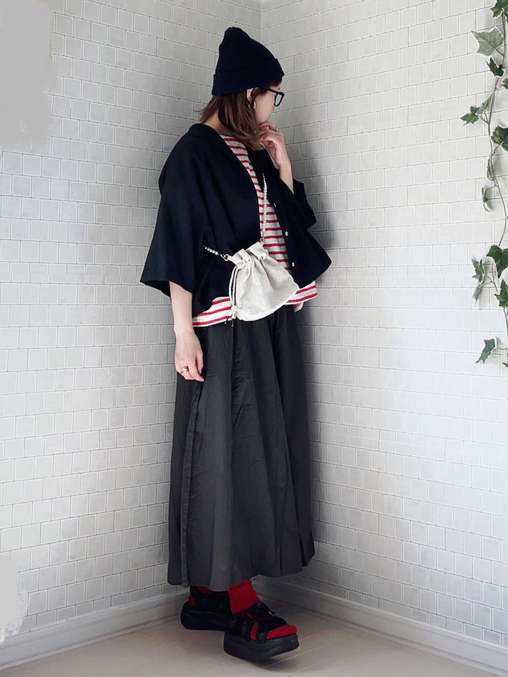 グレー系のその他パンツ、ブラック系のシャツ/ブラウス、レッド系のTシャツ/カットソーを着用したレディースの春コーディネートの2枚目の写真