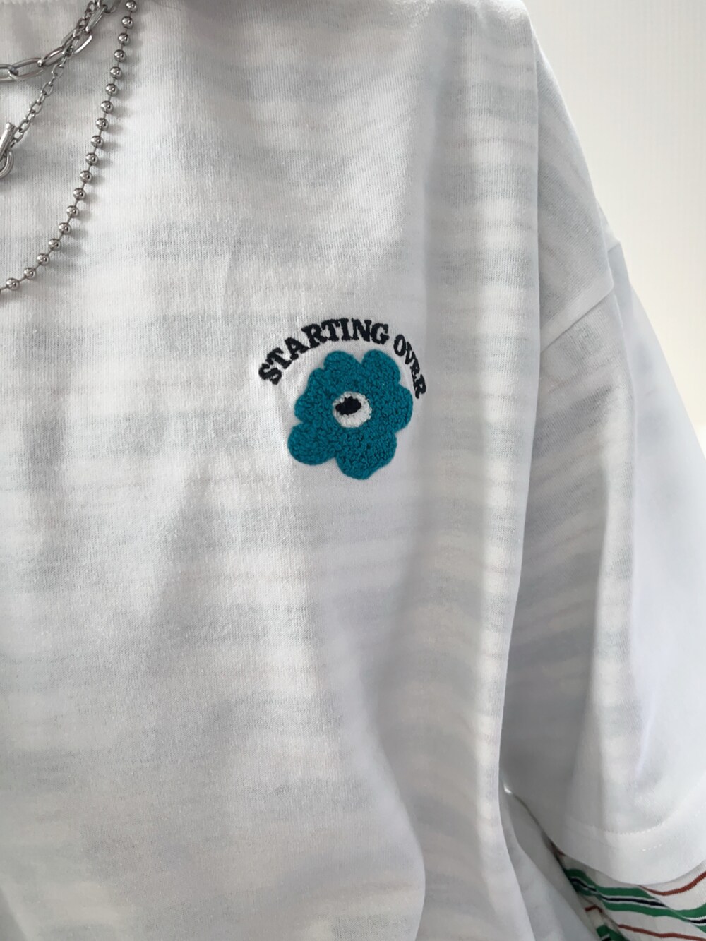 「春めき満開コーデ、スターティングオーバー、STARTING OVER、春コーデ、レイヤードスタイル、Tシャツ、キャップ、スニーカー、メガネ女子、ボーダー、ワンマイル、スウェットパンツ」｜「Starting Overの【Starting Over/スターティングオーバー】one point logo embroidery spindle design T-shirt/ワンポイント ロゴ刺繍 スピンドルデザイン 半袖 Tシャツ（Tシャツ/カットソー、ホワイト系）」を使った、UMiSatoさん（レディース・163cm）の春コーディネートの3枚目の写真