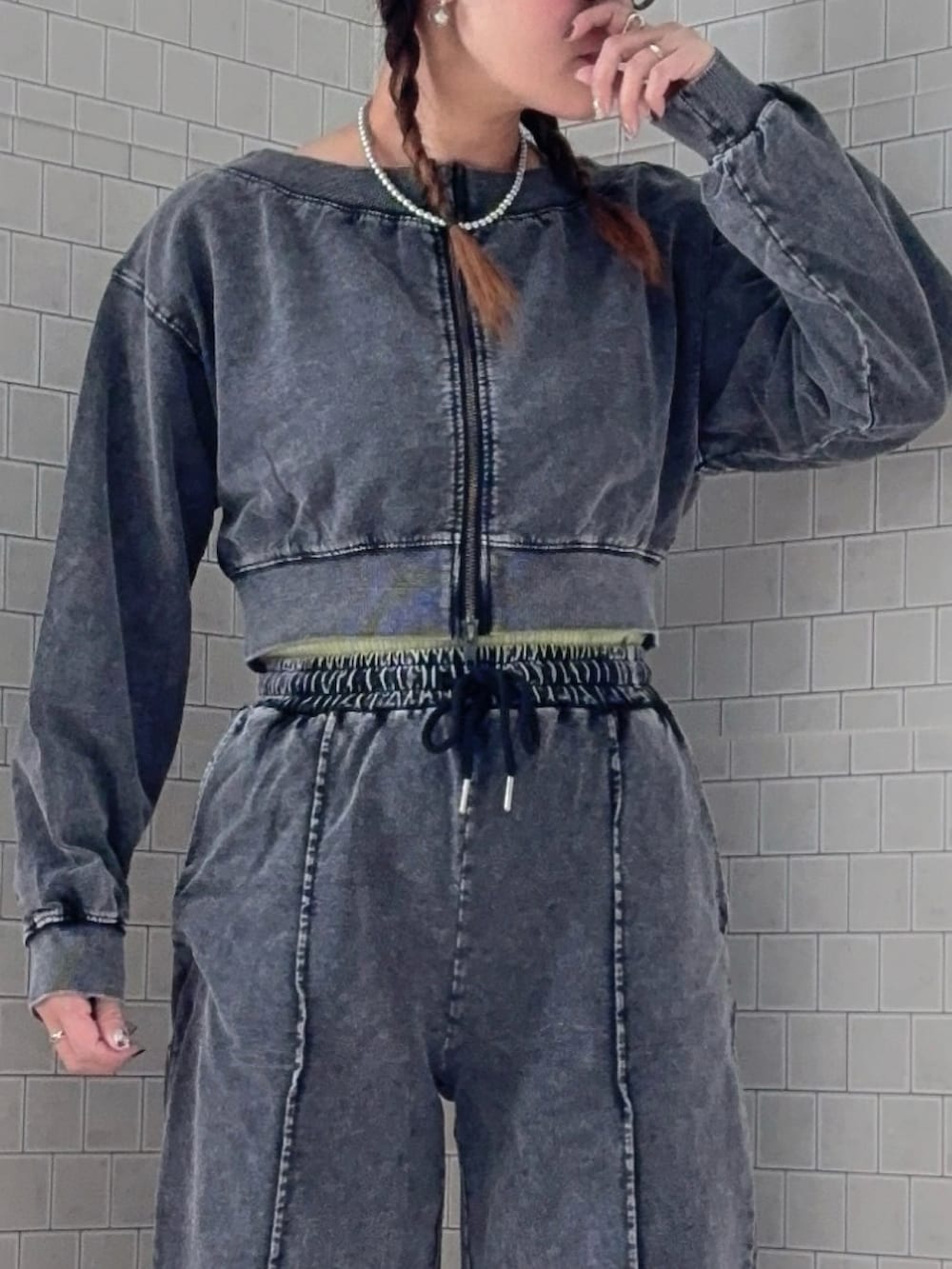 グレー系のパーカー、グレー系のスウェットパンツ、その他のスニーカーを着用したレディースの冬コーディネートの5枚目の写真