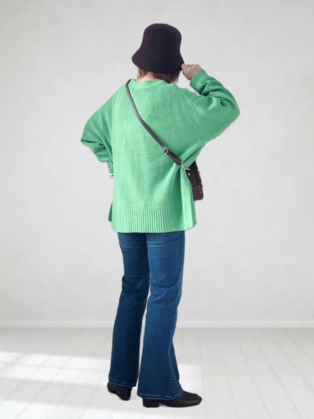 ブルー系のデニムパンツ、ホワイト系のTシャツ/カットソー、グリーン系のカーディガン/ボレロを着用したレディースの春コーディネートの2枚目の写真