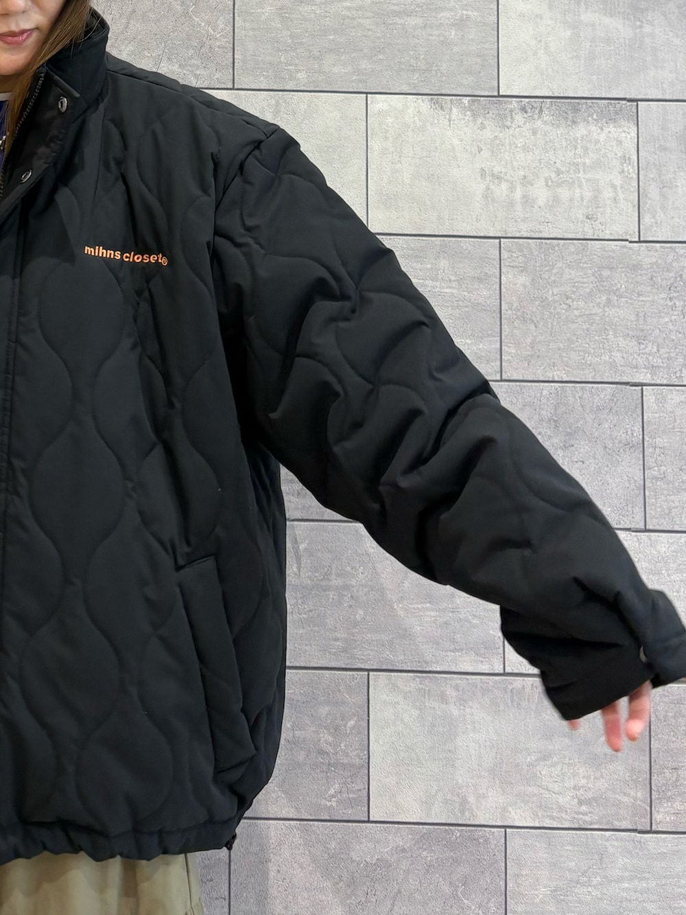 ブラック系のブルゾン、ブルー系のスウェット、グリーン系のスカートを着用したレディースの秋コーディネートの5枚目の写真