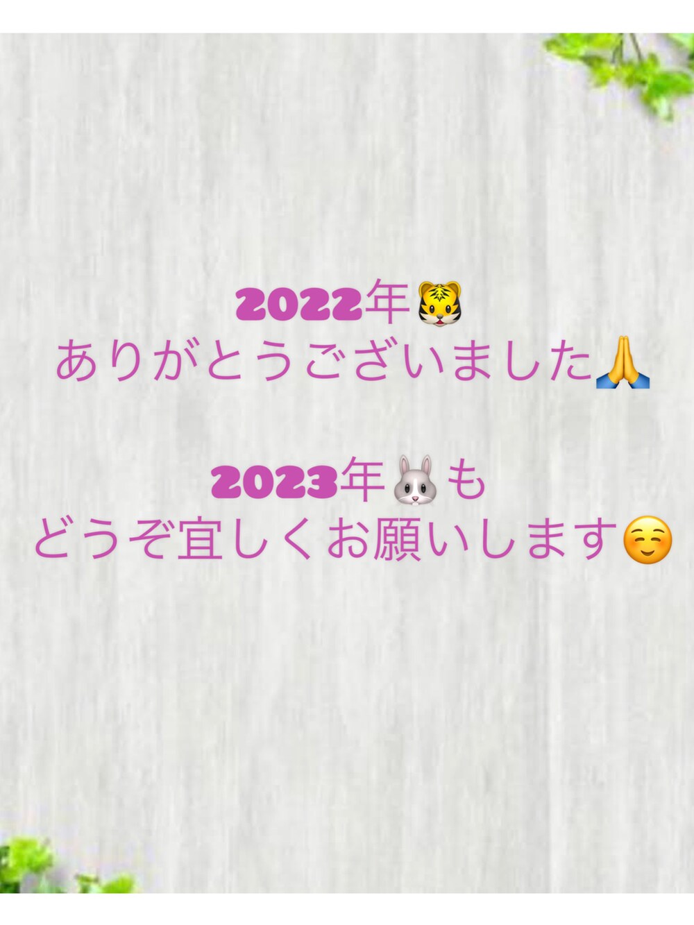 グリーン系のショルダーバッグ、ピンク系のカーディガン/ボレロ、ホワイト系のニット/セーターを着用したレディースの冬コーディネートの4枚目の写真