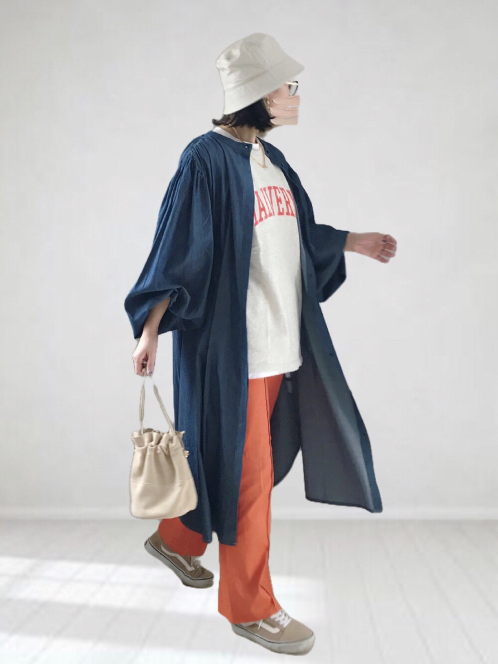 ブルー系のワンピース、グレー系のTシャツ/カットソー、オレンジ系のチノパンツを着用したレディースの春コーディネートの2枚目の写真