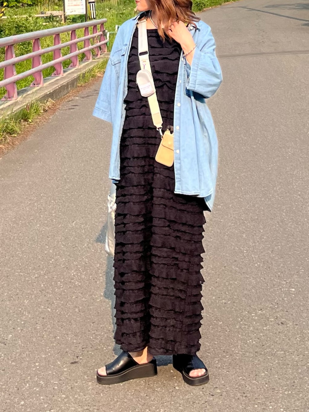「ワンピース、キャミワンピ、ティアードワンピース、デニムシャツ、レイヤードスタイル、プチプラ、スマホショルダー、サンダル、夏コーデ、初夏コーデ、お出かけコーデ、厚底シューズ」｜「VENCEEXCHANGEのチュールティアードワンピース（ワンピース、ブラック系）」を使った、UMiSatoさん（骨格ウェーブ・レディース・163cm）の夏コーディネートの3枚目の写真