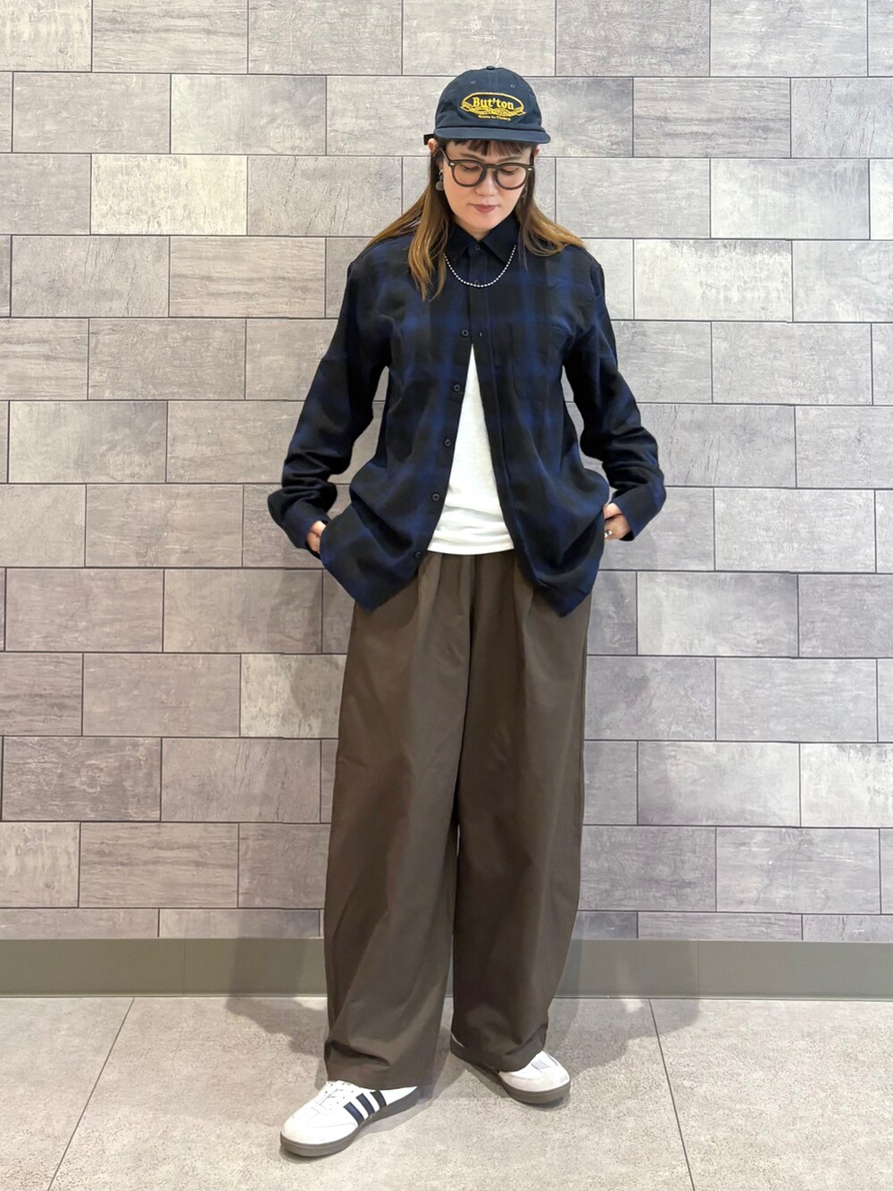 ブルー系のシャツ/ブラウス、ブラウン系のその他パンツ、ホワイト系のスニーカーを着用したレディースの秋コーディネートの2枚目の写真