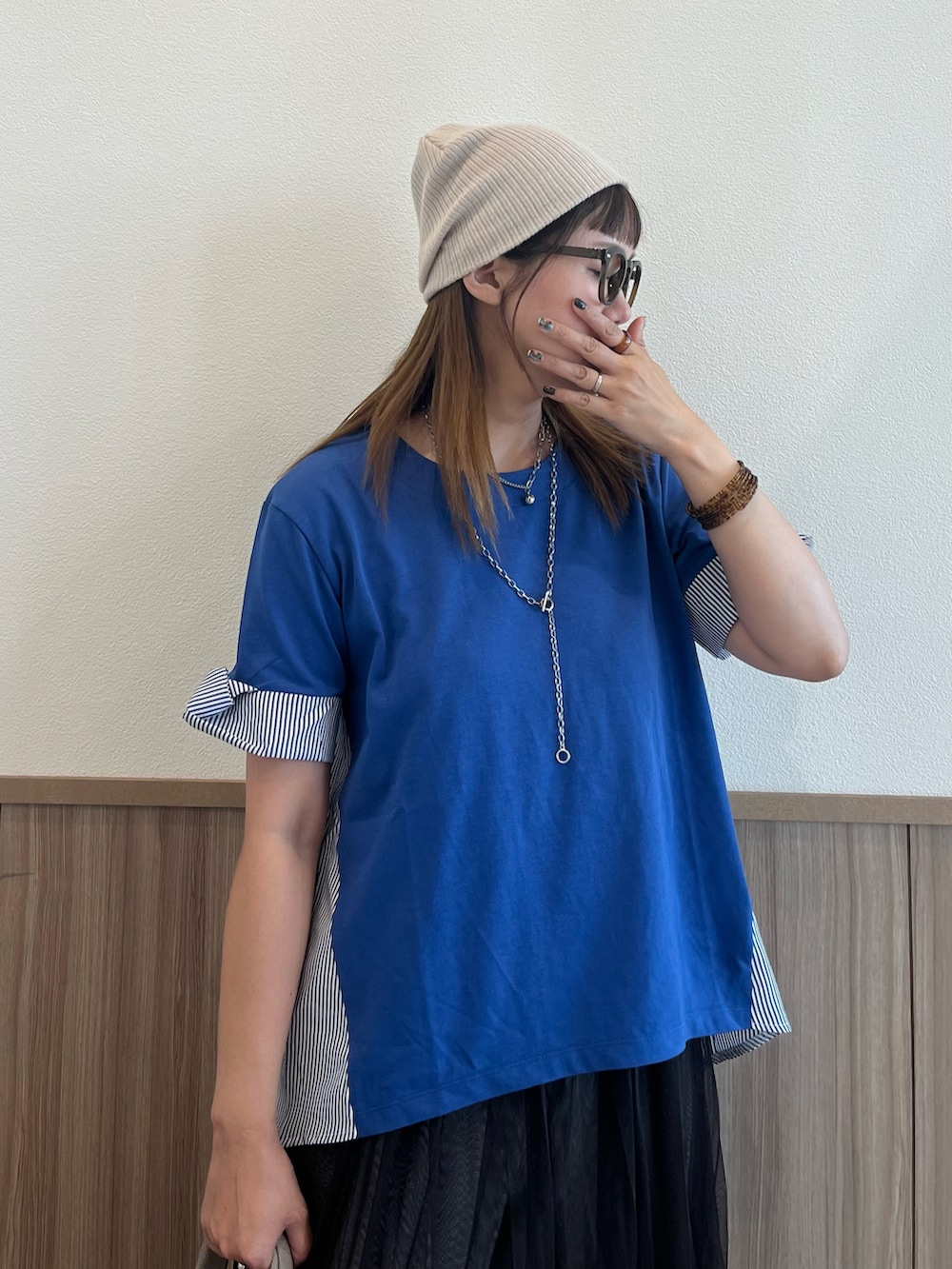 ホワイト系のサンダル、ブルー系のTシャツ/カットソー、ブラウン系のワンピースを着用したレディースの夏コーディネートの4枚目の写真