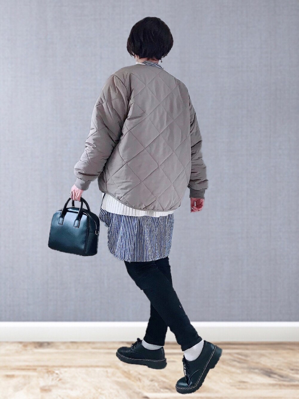 「ITEMS URBANRESEARCH、キルティングジャケット、休日スタイル、ケーブルニット、ニット、ビッグシルエット、ブラックデニム、スキニーパンツ、ストライプ、ボストンバッグ、メガネ女子、レイヤードスタイル、冬コーデ、私の推しブランド、あったかコーデ」|「ITEMS URBANRESEARCHの【一部WEB限定カラー/サイズ】中綿キルティングノーカラージャケット(その他アウター、ブラウン系)」を使った、UMiSatoさん(レディース・163cm)の冬コーディネートの3枚目の写真