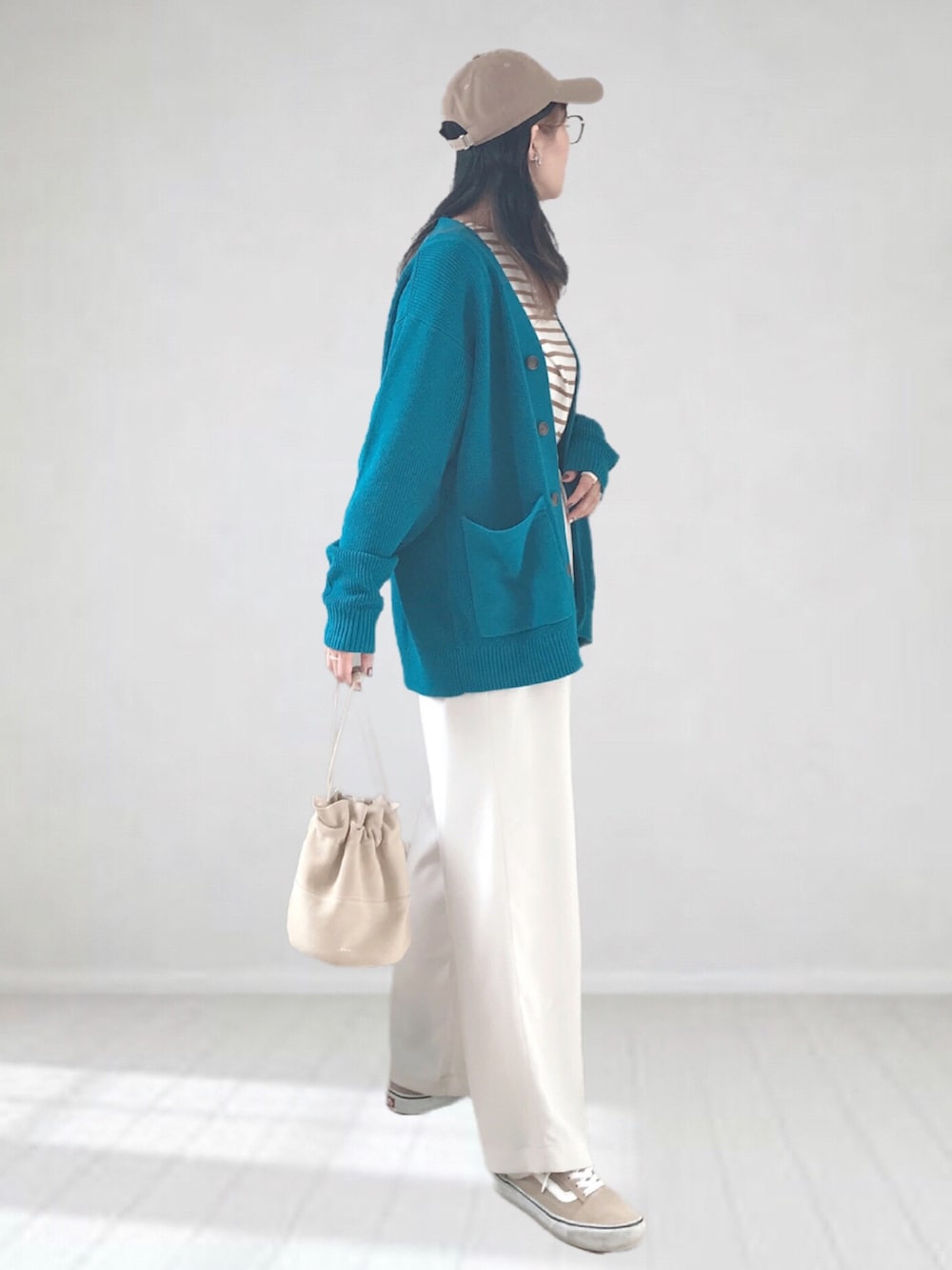 ブルー系のカーディガン/ボレロ、ブラウン系のTシャツ/カットソー、ホワイト系のその他パンツを着用したレディースの冬コーディネートの2枚目の写真