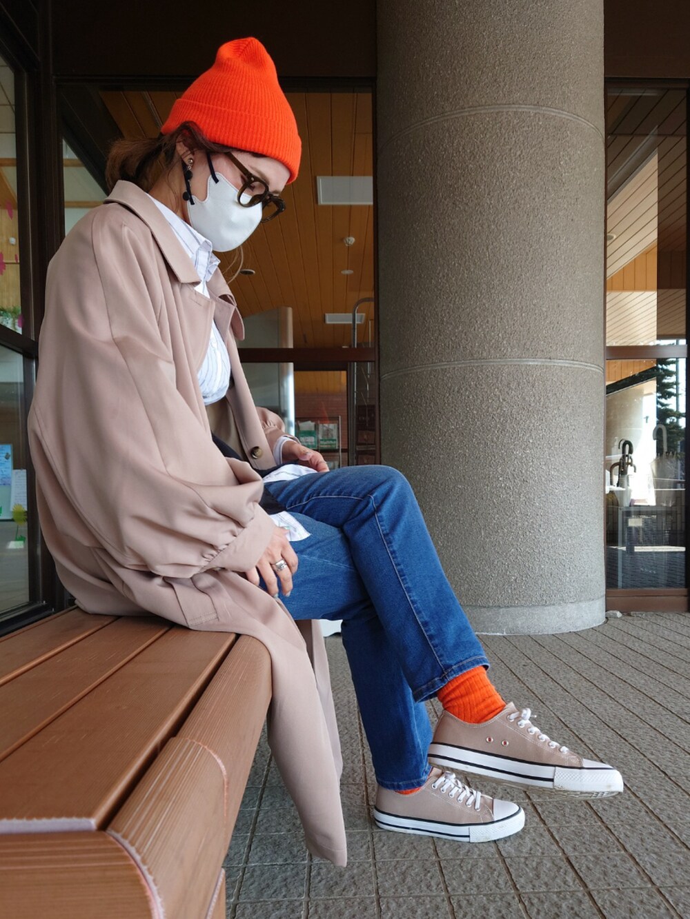 「春コーデ、春ファッション、春アウター、デニム、レイヤードスタイル、プチプラ、シャツスタイル、メガネ女子、休日スタイル、お出かけコーデ、デートコーデ、シンプルコーデ、大人カジュアル」|「ikkaの【雑誌InRed5月号掲載】フレンチリネンMIX長袖シャツ【抗菌防臭/吸水速乾】(シャツ/ブラウス、ホワイト系)」を使った、UMiSatoさん(レディース・163cm)の春コーディネートの5枚目の写真