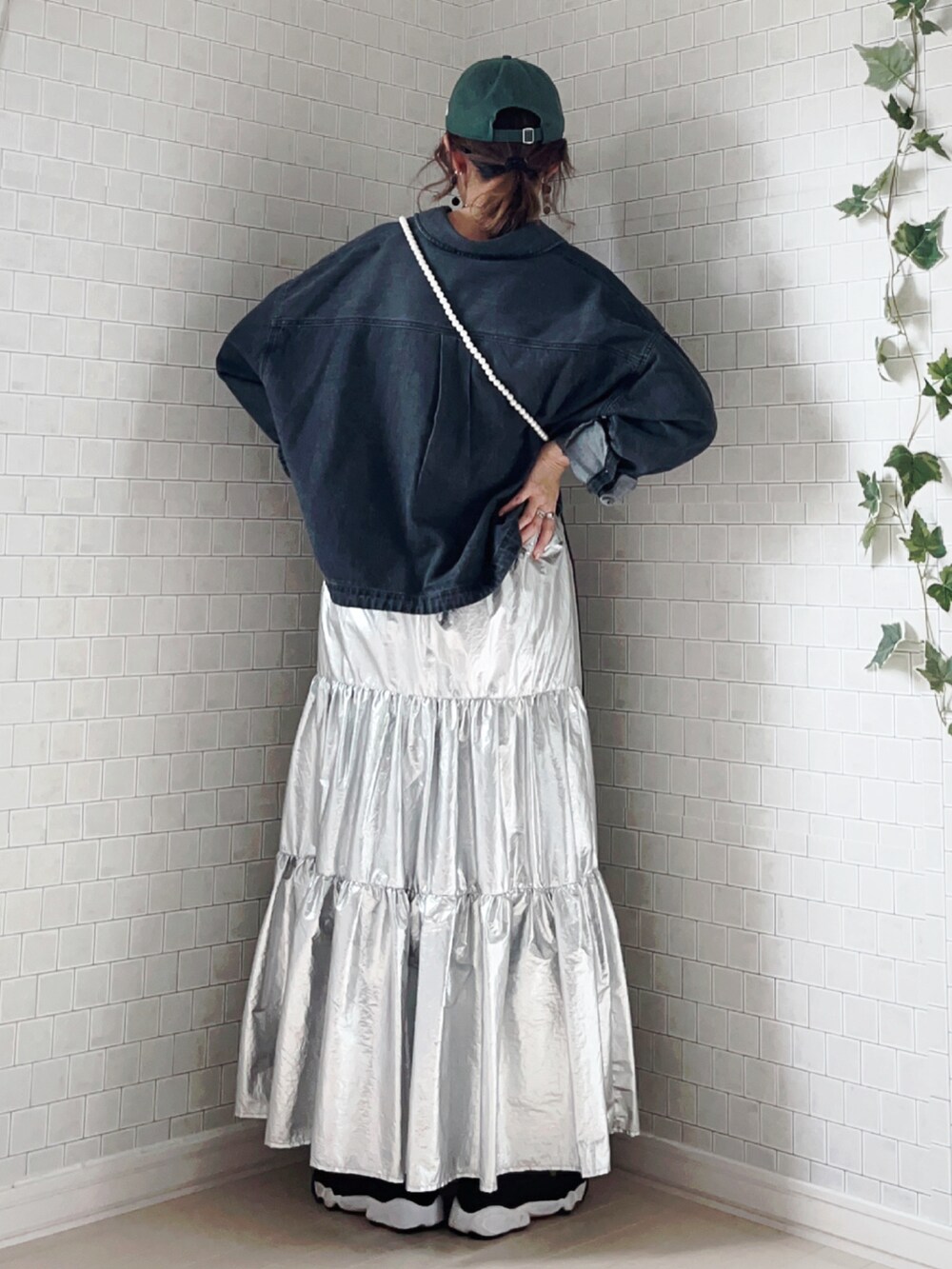 グレー系のシャツ/ブラウス、シルバー系のスカート、グリーン系のタンクトップを着用したレディースの春コーディネートの2枚目の写真