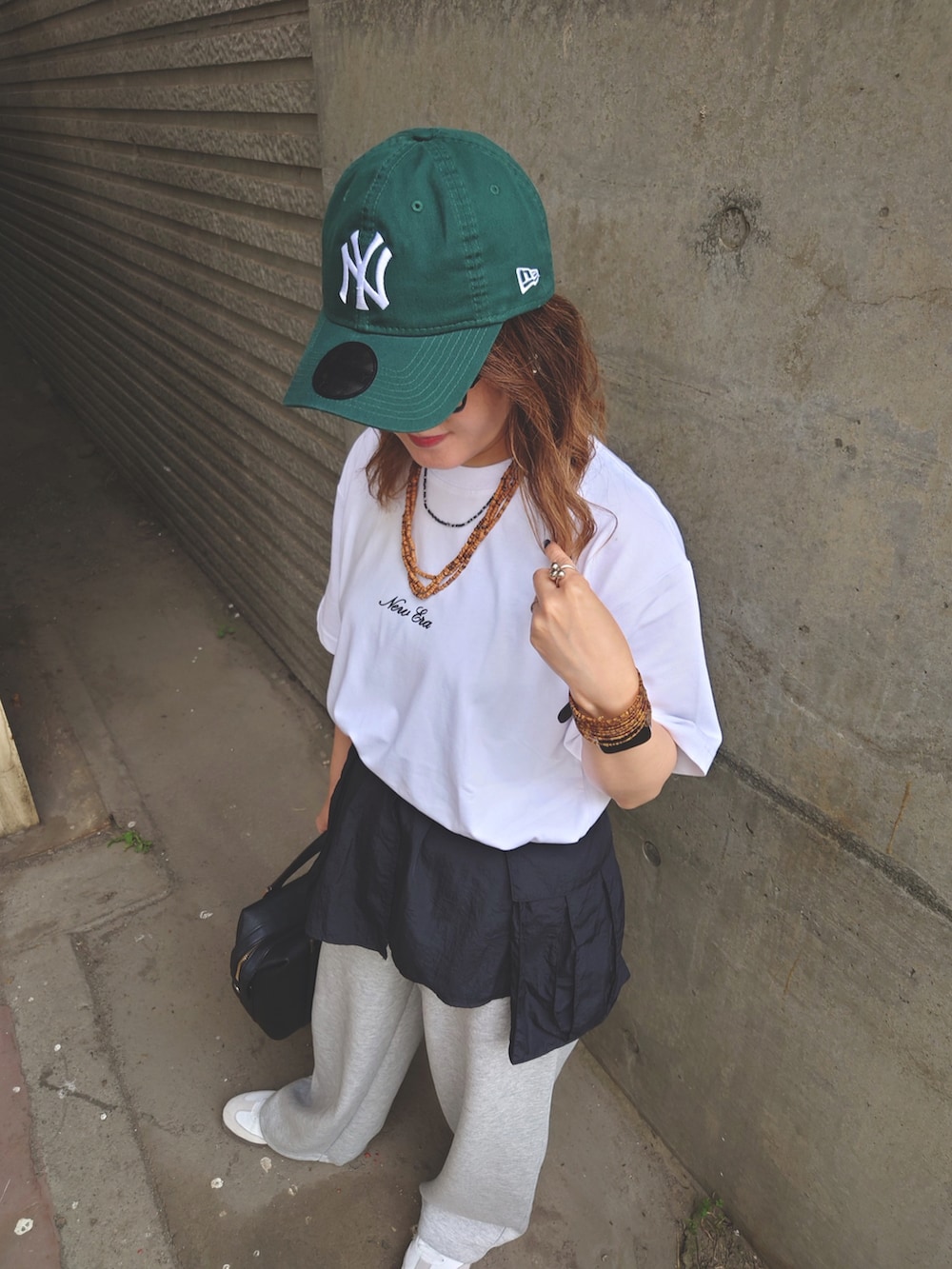 「NEW ERAの【ユニセックス】NEW ERA/ニューエラ オーバーサイズ/バックプリントTシャツ 14670939/14670940/14670941（Tシャツ/カットソー、ホワイト系）」を使った、UMiSatoさん（骨格ウェーブ・レディース・163cm）の夏コーディネートの4枚目の写真