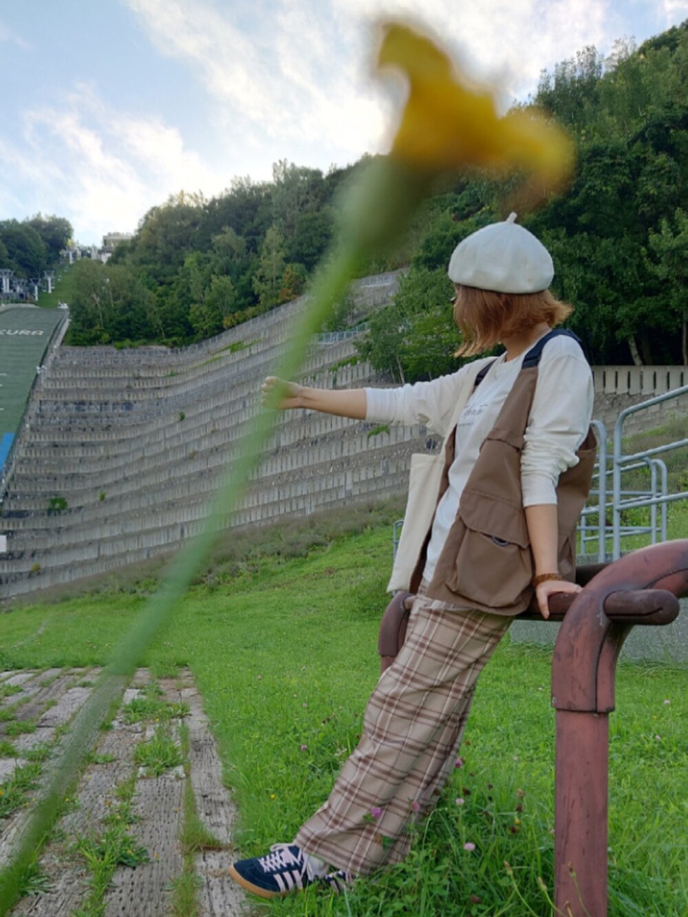 ホワイト系のTシャツ/カットソー、ベージュ系のその他パンツ、ブラウン系のベストを着用したレディースの秋コーディネートの3枚目の写真