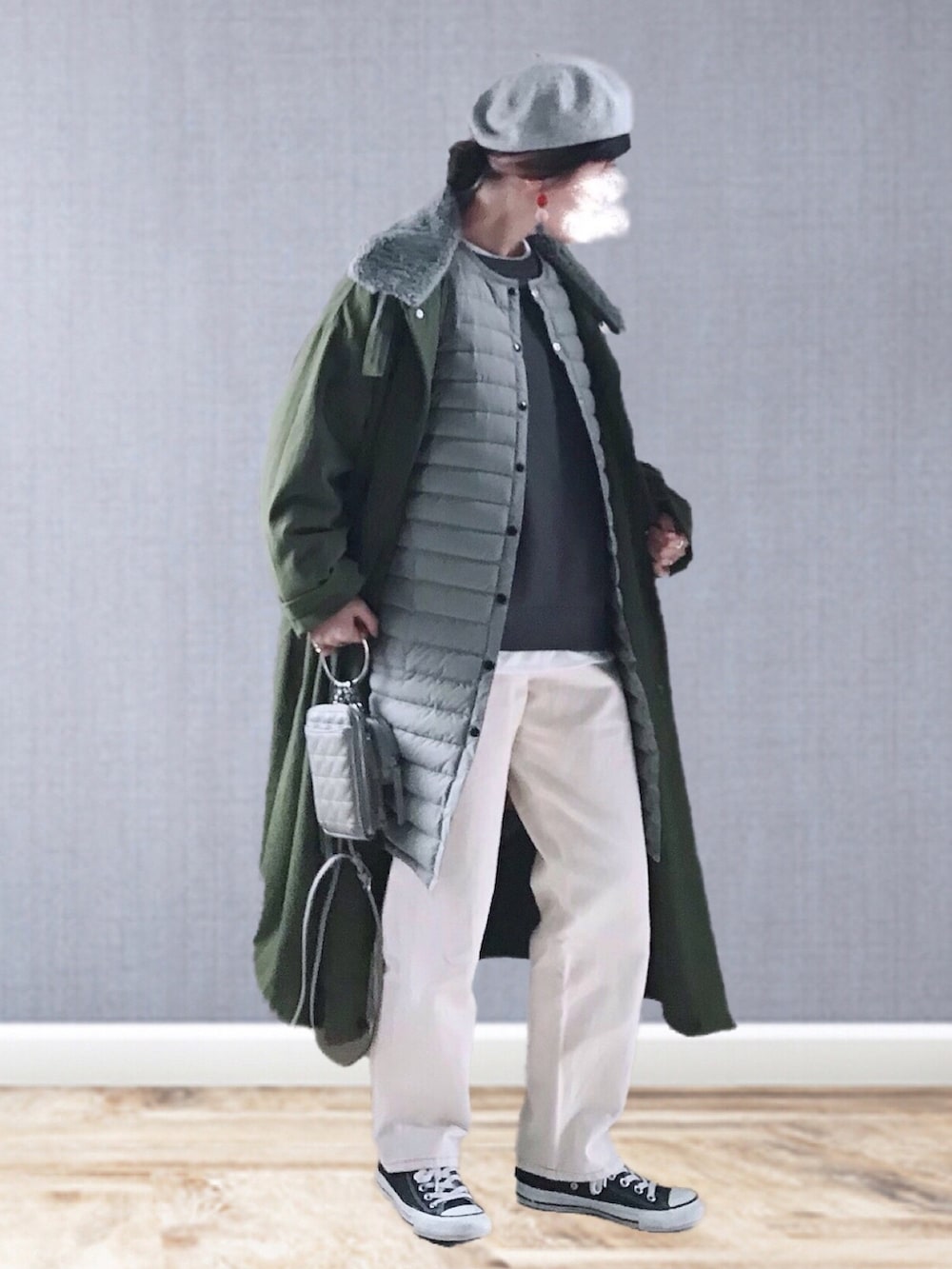 グレー系のダウンジャケット/コート、グリーン系のその他アウター、グレー系のスウェットを着用したレディースの冬コーディネートの2枚目の写真