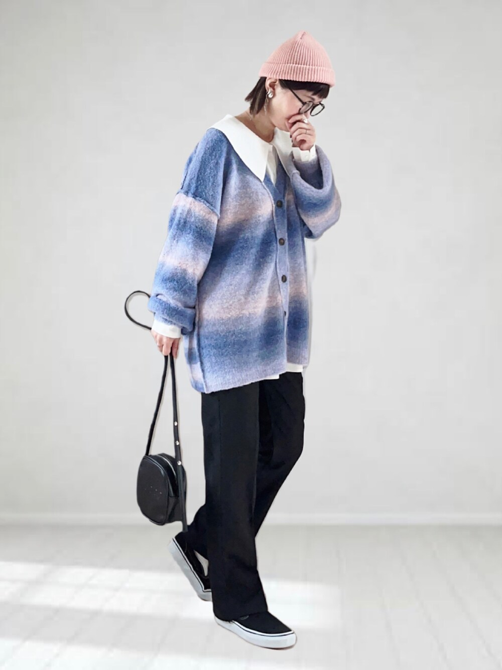 「FREDY&GLOSTER、Wrangler、LEE、カーディガン、秋コーデ、ニット帽、メガネ女子、ビッグカラー、レイヤードスタイル、グラデーション、プチプラ、フレアパンツ、シンプルコーデ、スニーカー」｜「fredy emueのグラデーションニットカーディガン（カーディガン/ボレロ、ブルー系）」を使った、UMiSatoさん（レディース・163cm）の秋コーディネートの3枚目の写真