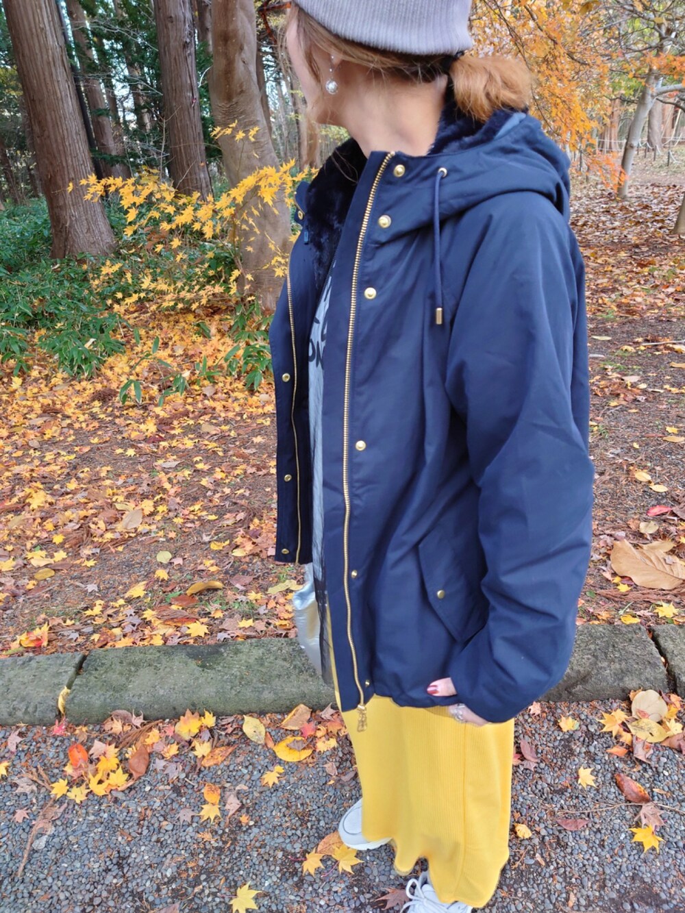 ブルー系のマウンテンパーカー、ブラック系のTシャツ/カットソー、ホワイト系のTシャツ/カットソーを着用したレディースの秋コーディネートの2枚目の写真