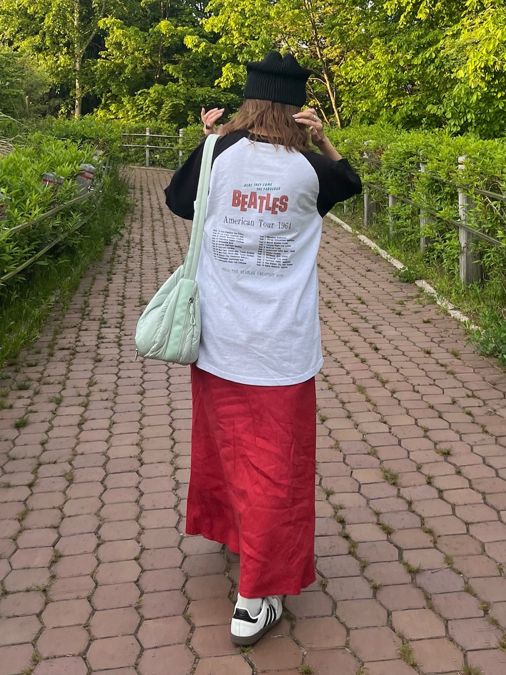 「やっぱり帽子が好き、バンドT、ロックT、ビートルズ、The Beatles、メガネ女子、スニーカー、リネンスカート、お出かけコーデ、ショルダーバッグ」|「The Beatlesの【別注】THE BEATLES ザ ビートルズ ツアーラグランロンT(Tシャツ/カットソー、グレー系)」を使った、UMiSatoさん(骨格ウェーブ・レディース・163cm)の春コーディネートの3枚目の写真