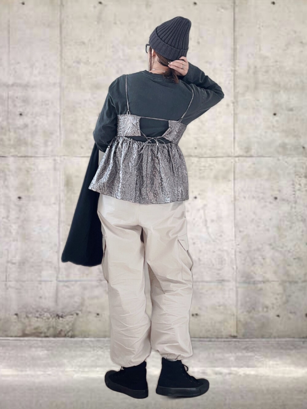 シルバー系のキャミソール、その他のTシャツ/カットソー、ホワイト系のその他パンツを着用したレディースの冬コーディネートの3枚目の写真