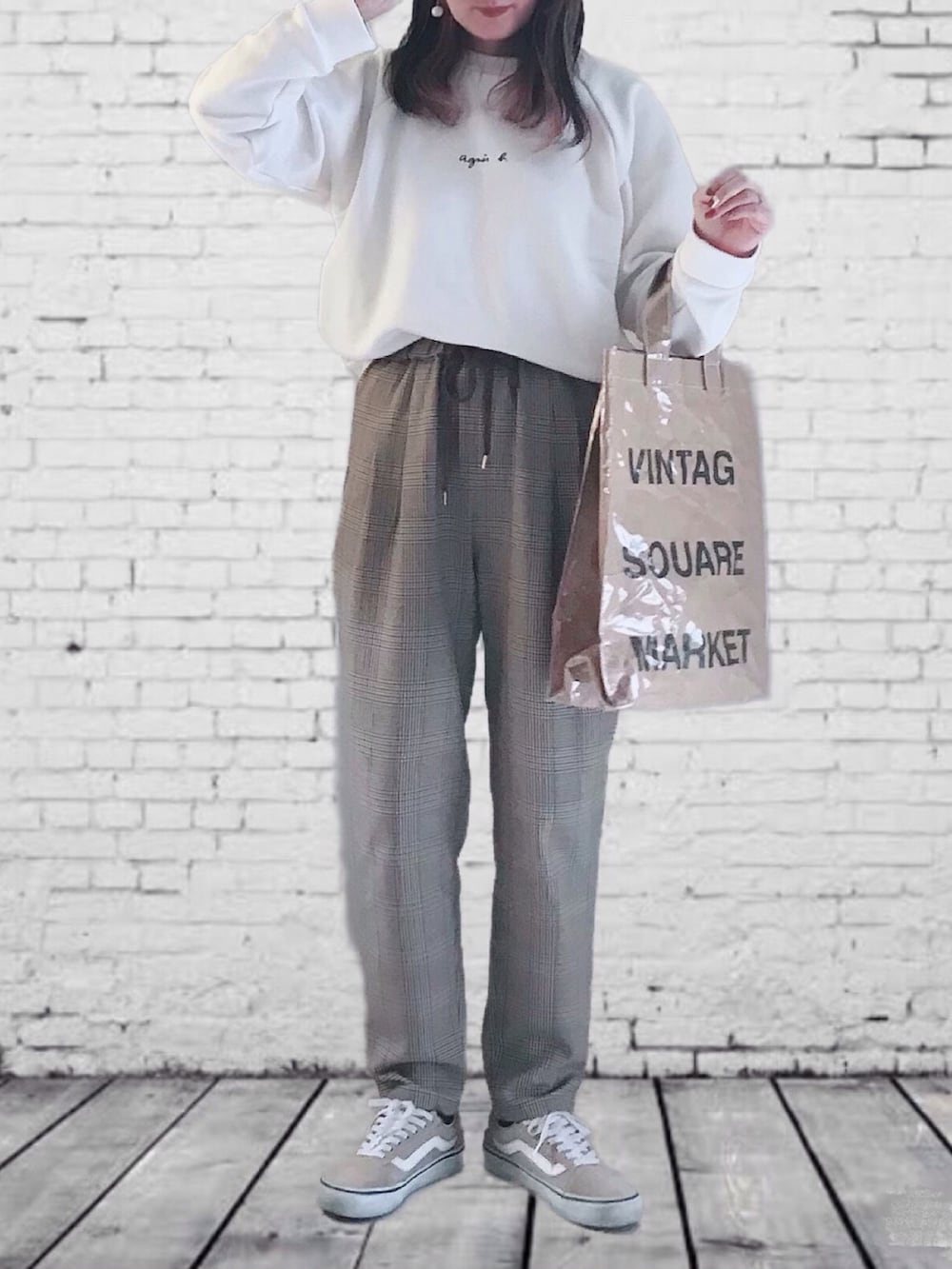 ホワイト系のスウェット、ベージュ系のカーディガン/ボレロ、その他のその他パンツを着用したレディースの秋コーディネートの2枚目の写真