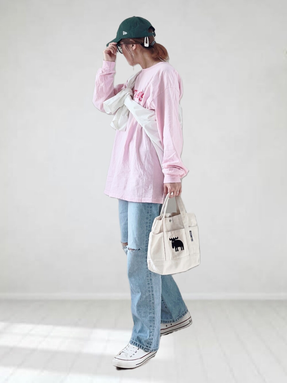 ブルー系のデニムパンツ、ピンク系のTシャツ/カットソー、ホワイト系のシャツ/ブラウスを着用したレディースの春コーディネートの2枚目の写真