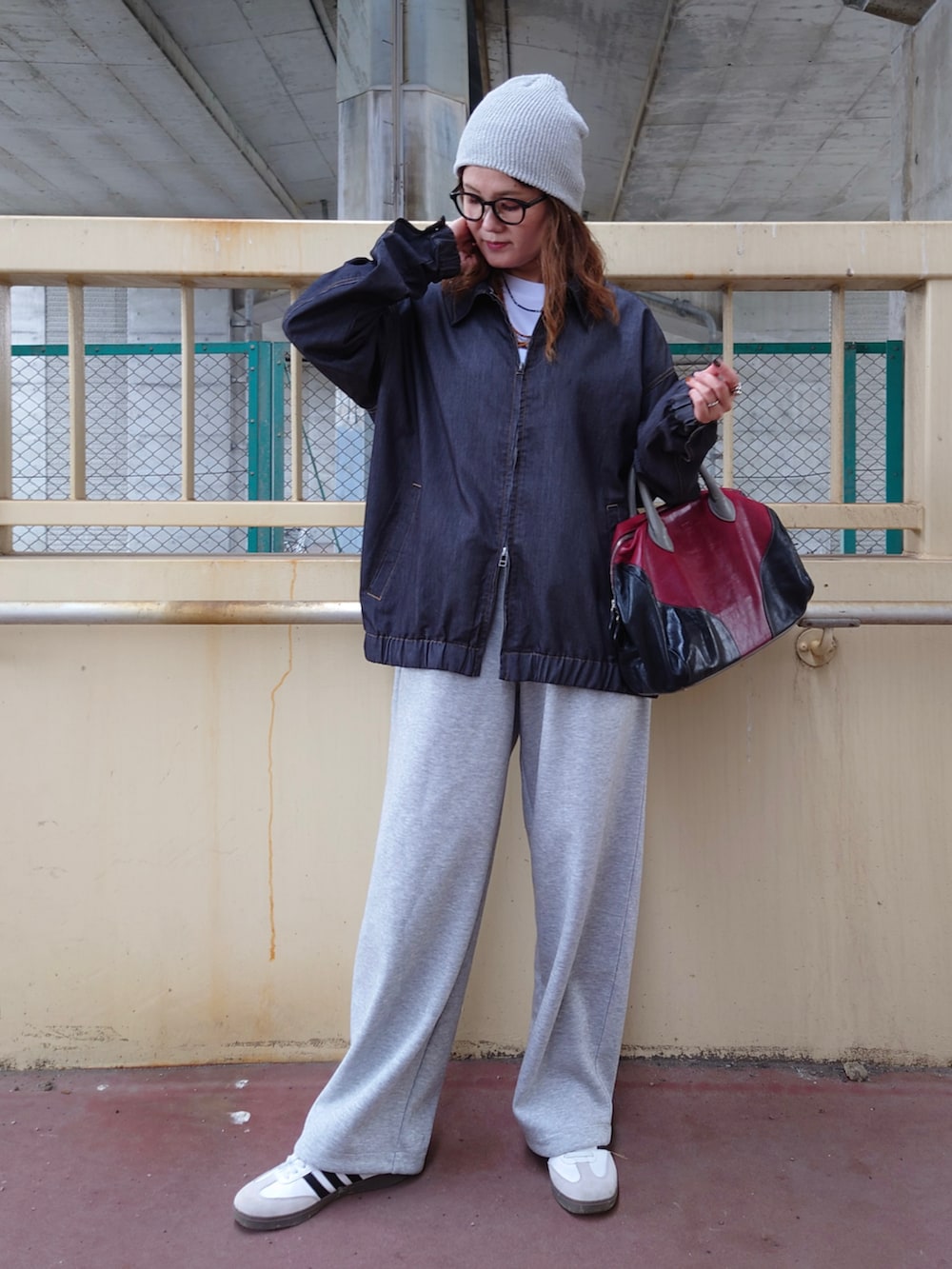 ブラック系のブルゾン、ホワイト系のTシャツ/カットソー、ホワイト系のスニーカーを着用したレディースの夏コーディネートの3枚目の写真