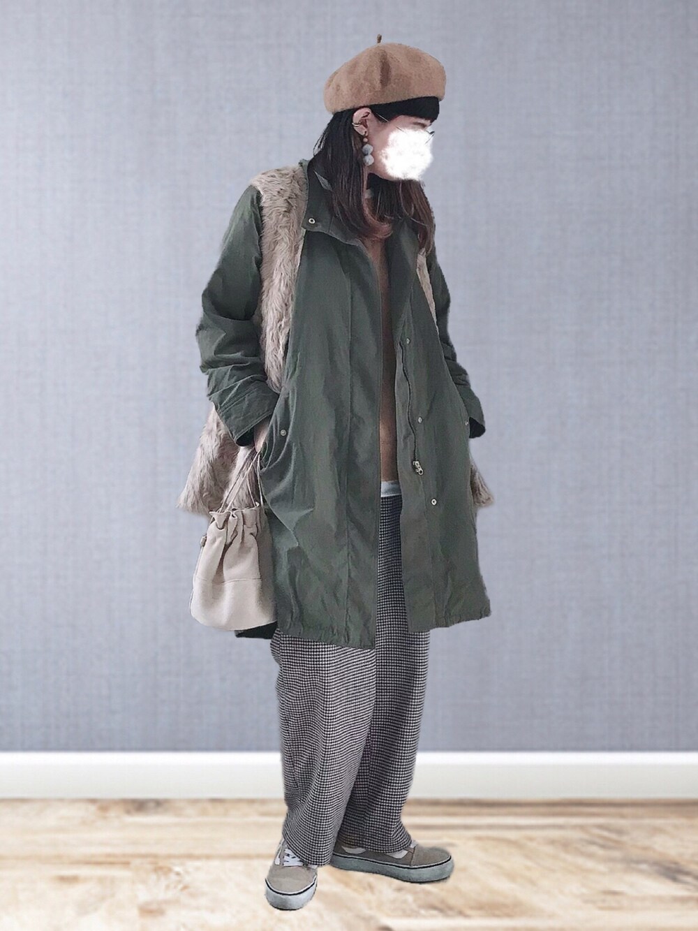 「冬コーデ、私の推しブランド、ファーベスト、ベスト、レイヤードスタイル、チェックパンツ、ベレー帽、メガネ女子、休日スタイル、スニーカーコーデ、ビッグシルエット、ミニバッグ、古着MIX、スウェット、メンズライク」|「CIAOPANIC TYPYのマルチウェイモッズコート(モッズコート、グリーン系)」を使った、UMiSatoさん(レディース・163cm)の冬コーディネートの3枚目の写真