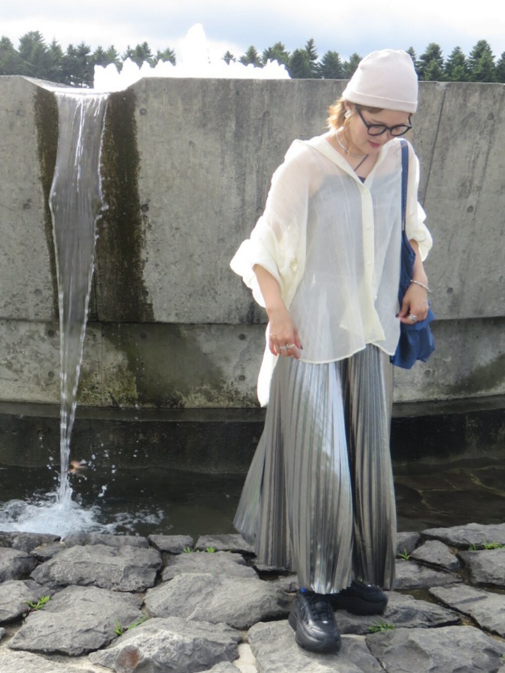 「夏コーデ、シャツスタイル、シアーシャツ、秋服準備はじめました、お出かけコーデ、アツいコーデ全部見せ、きれいめカジュアル、シルバー、プチプラ、シンプルコーデ、スニーカー、厚底シューズ」｜「ikkaのバックシャーリングシアーシャツ（シャツ/ブラウス、ベージュ系）」を使った、UMiSatoさん（レディース・163cm）の夏コーディネートの3枚目の写真