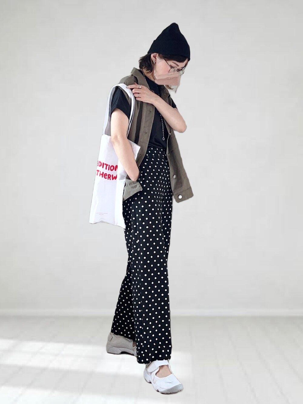 ブラック系のその他パンツ、グリーン系のベスト、ブラック系のTシャツ/カットソーを着用したレディースの夏コーディネートの3枚目の写真