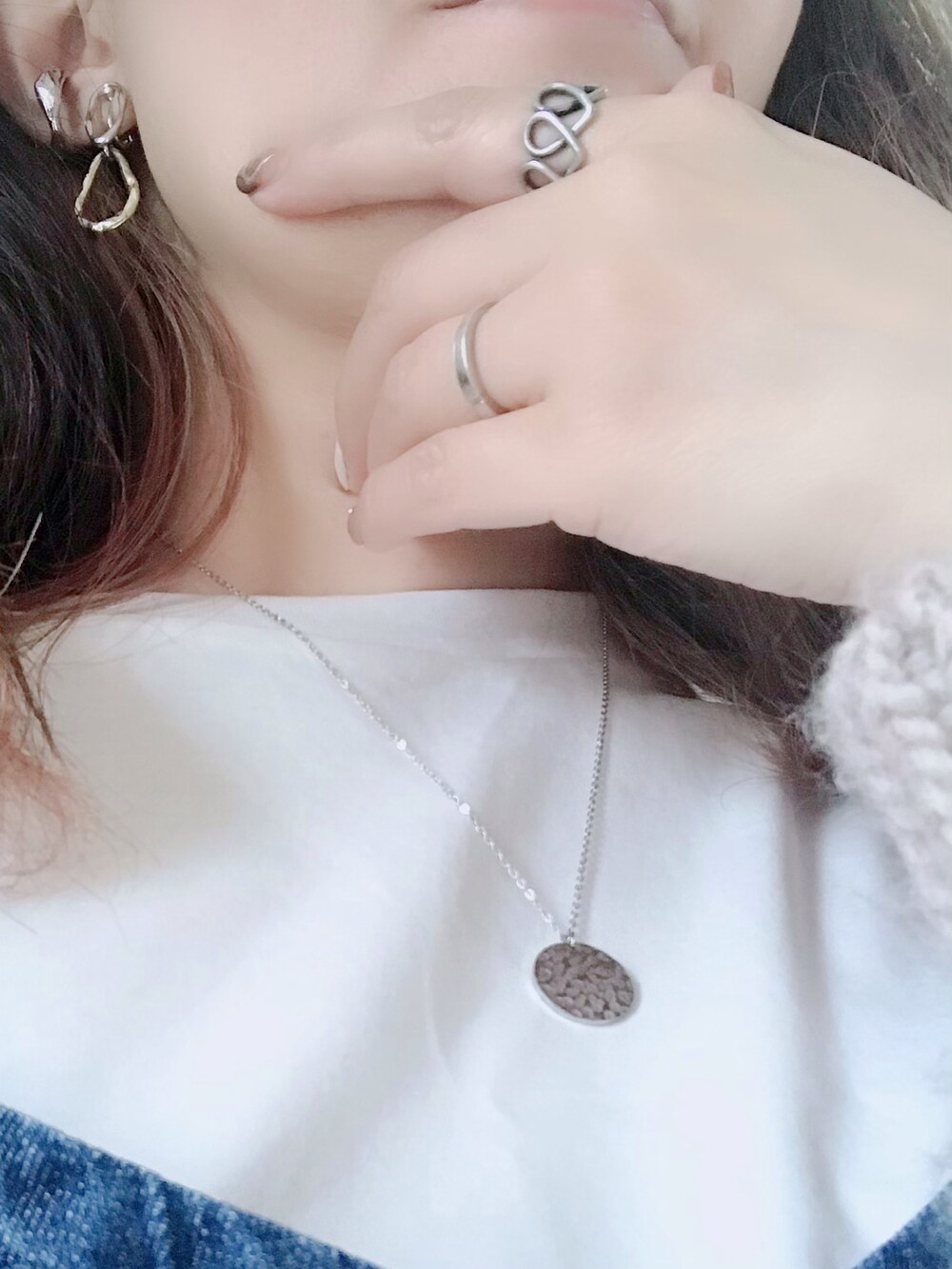 「カーディガン、デニム、LEE、ジャンスカ、冬コーデ、休日スタイル、ジャンパースカート、プチプラ、リラックススタイル、シンプルコーデ、ざっくりニット、ミニバッグ、セットアイテム、スクエアバッグ、CENE」|「Leeの【トップス&ボトムセット】バルーントップス&サロペットスカート(セットアップ、ブルー系)」を使った、UMiSatoさん(レディース・163cm)の秋コーディネートの2枚目の写真