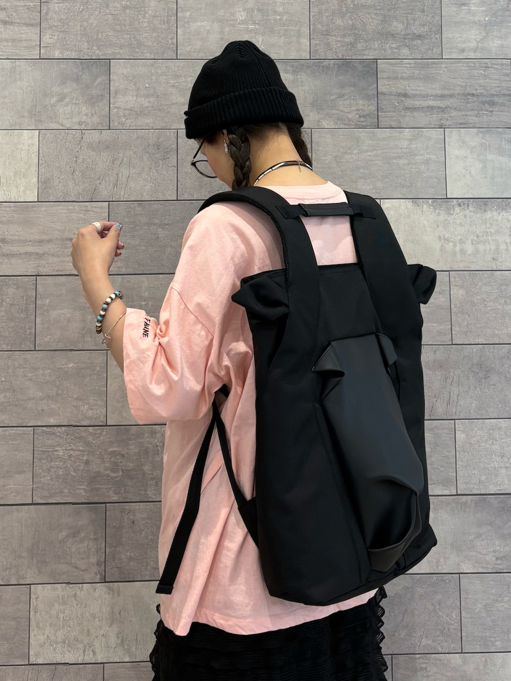 ブラック系のワンピース、ピンク系のTシャツ/カットソー、ブラック系のバックパック/リュックを着用したレディースの夏コーディネートの5枚目の写真