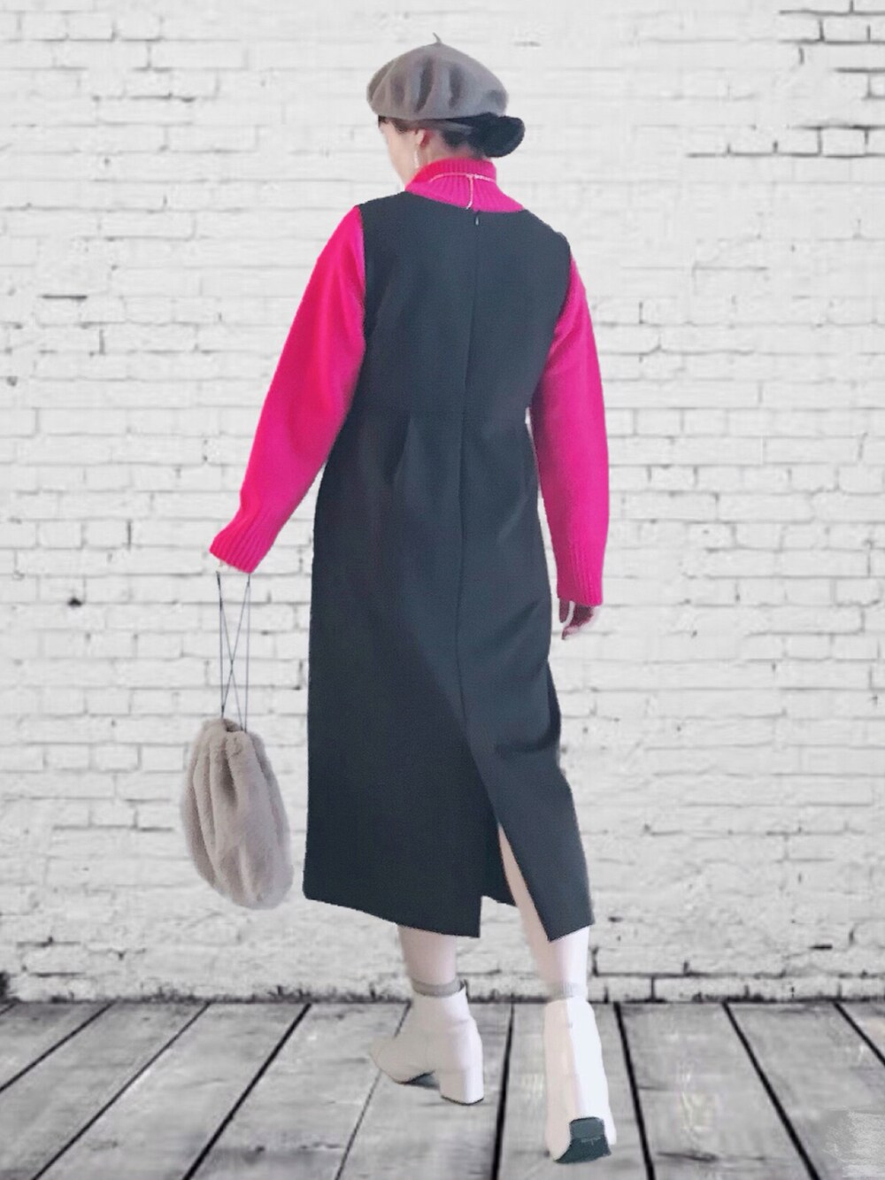 ピンク系のニット/セーター、ブラウン系のワンピース、ブラック系のショルダーバッグを着用したレディースの秋コーディネートの2枚目の写真