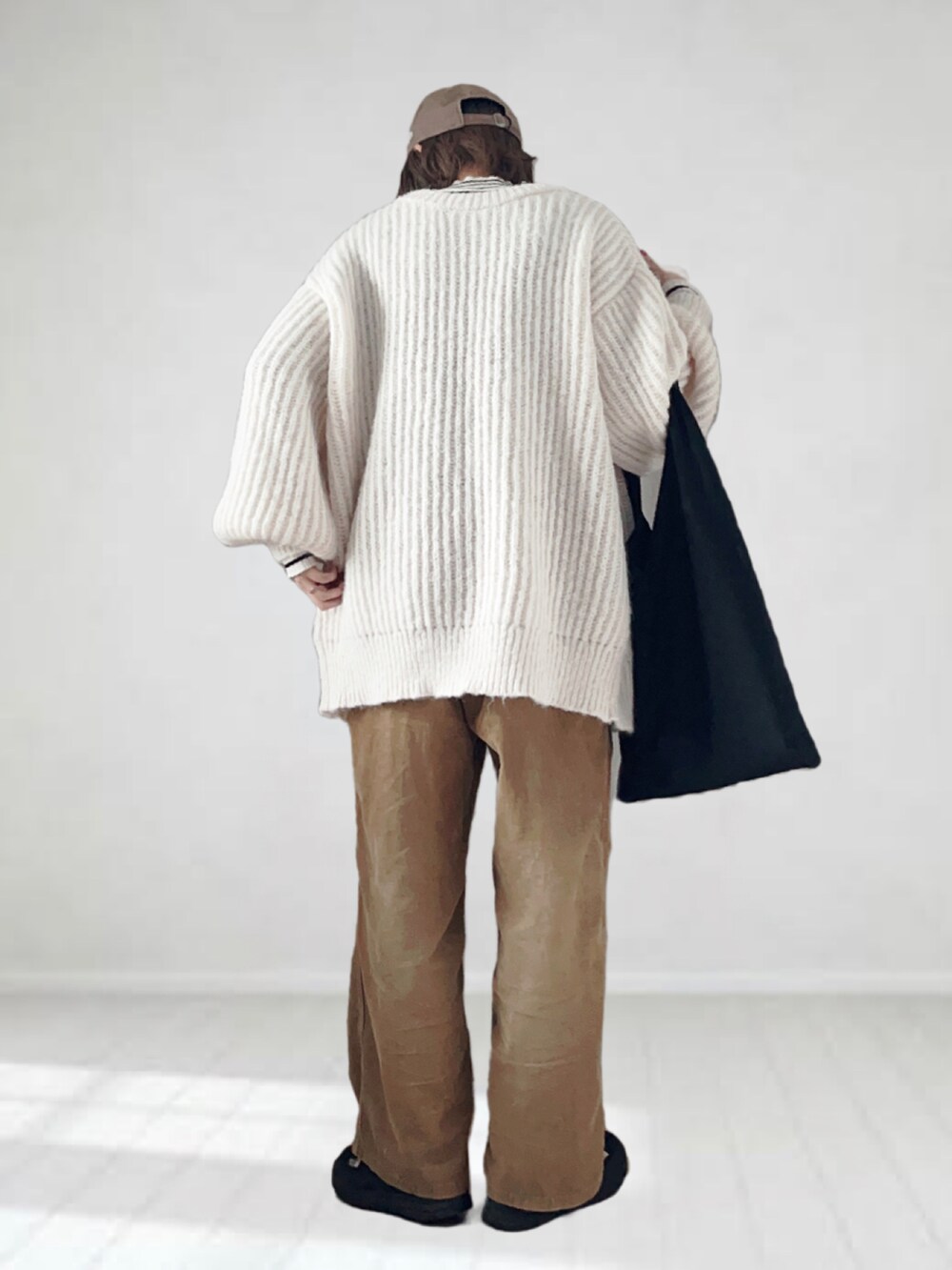 「nano・universe、冬コーデ、コーデュロイ、スニーカー、ニット、キャップ、カーディガン、シンプルコーデ、THE NORTH FACE、淡色コーデ、ワントーンコーデ、ビッグシルエット、私の推しブランド、レイヤードスタイル、淡色女子」|「NANO universeのLB.04/WEB限定 前後2WAYニット(カーディガン/ボレロ、ホワイト系)」を使った、UMiSatoさん(レディース・163cm)の冬コーディネートの3枚目の写真