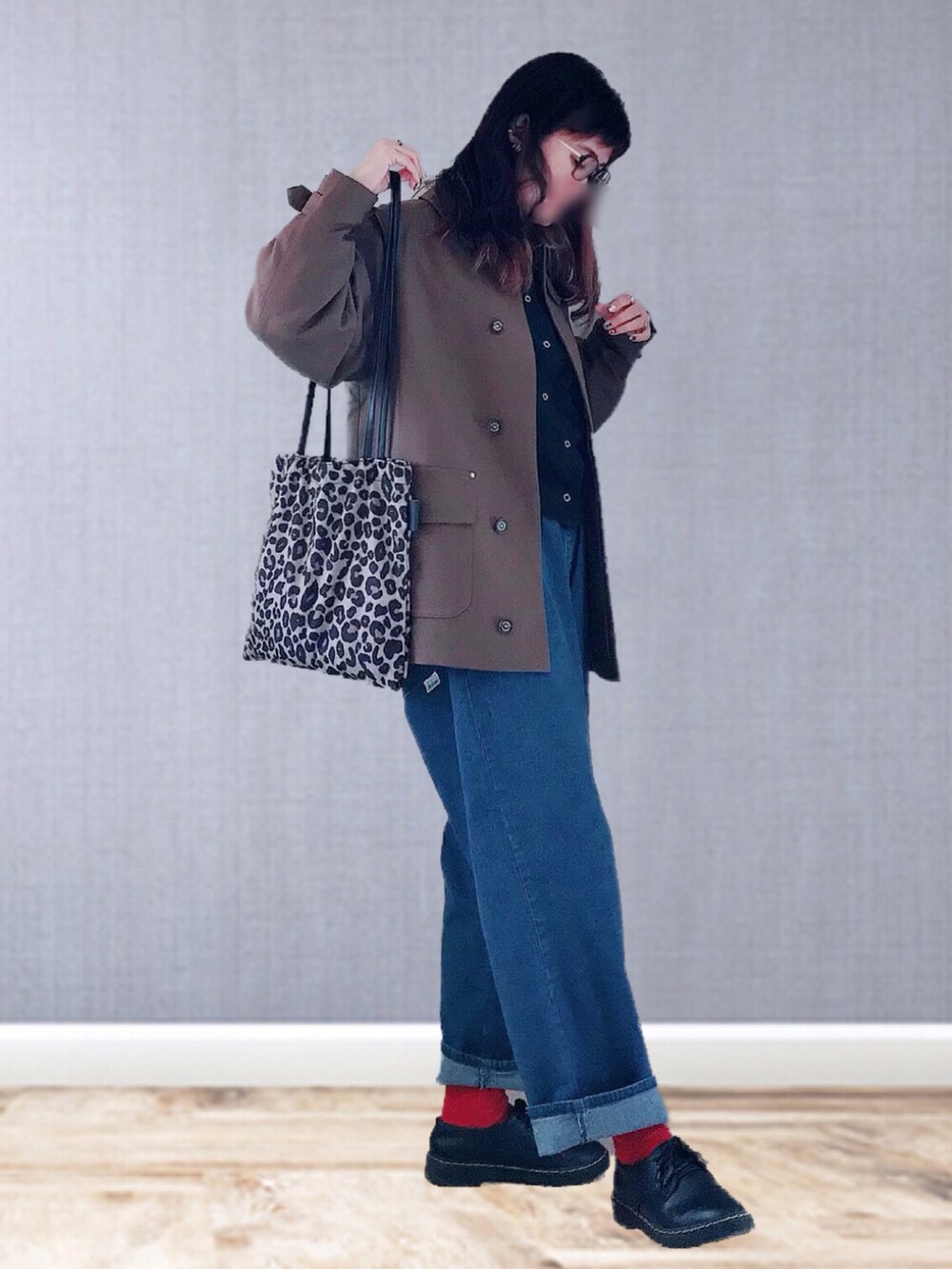 ベージュ系のブルゾン、ブルー系のその他パンツ、ブラック系のスウェットを着用したレディースの冬コーディネートの2枚目の写真